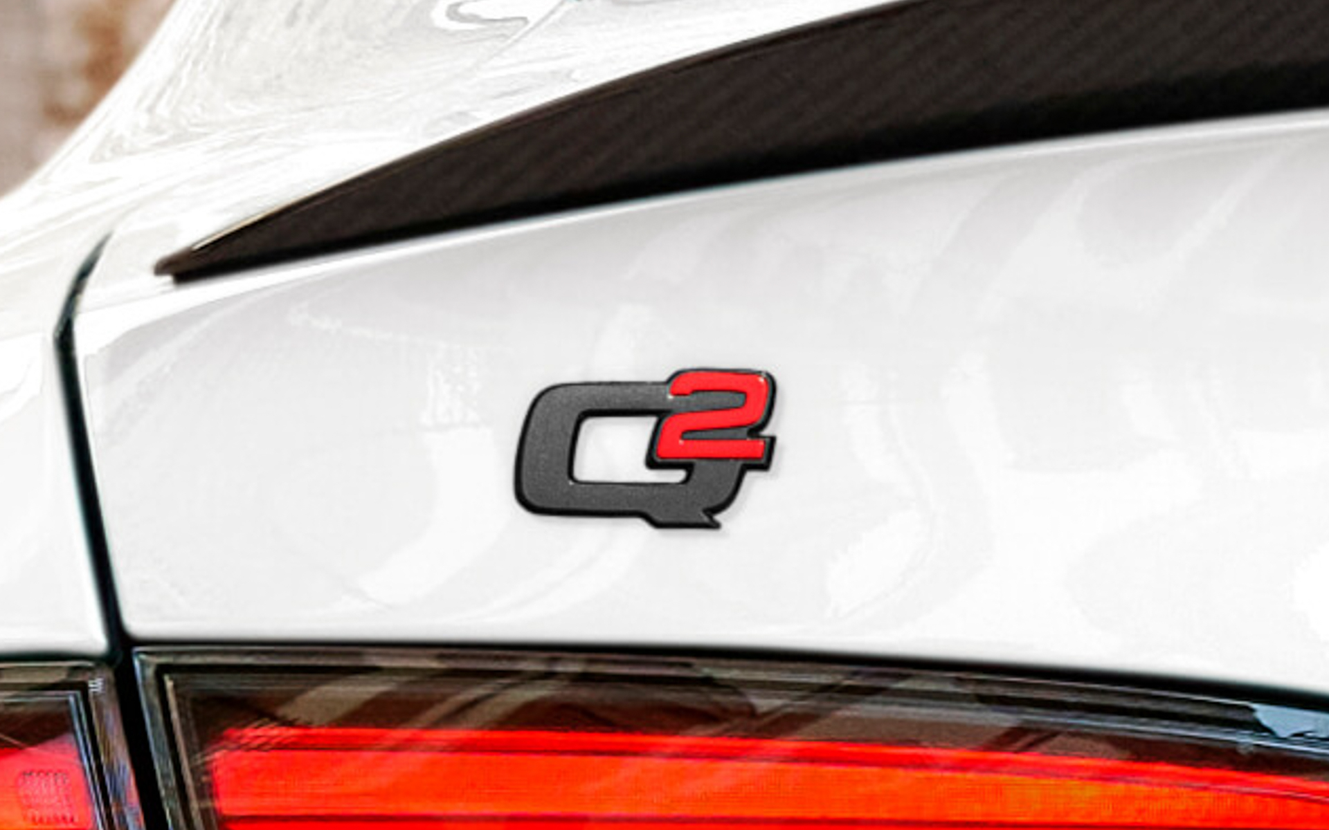 Q2 エンブレム（ダーク）