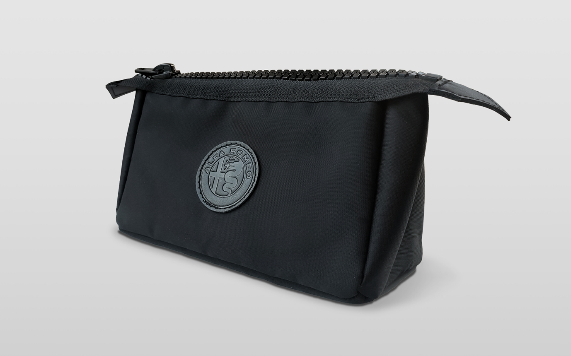 Alfa Romeo オリジナル ポーチ。サイズ：約180×115×90mm（幅×高さ×奥行き）、素材：ナイロン/ポリエステル/牛革（素押し）