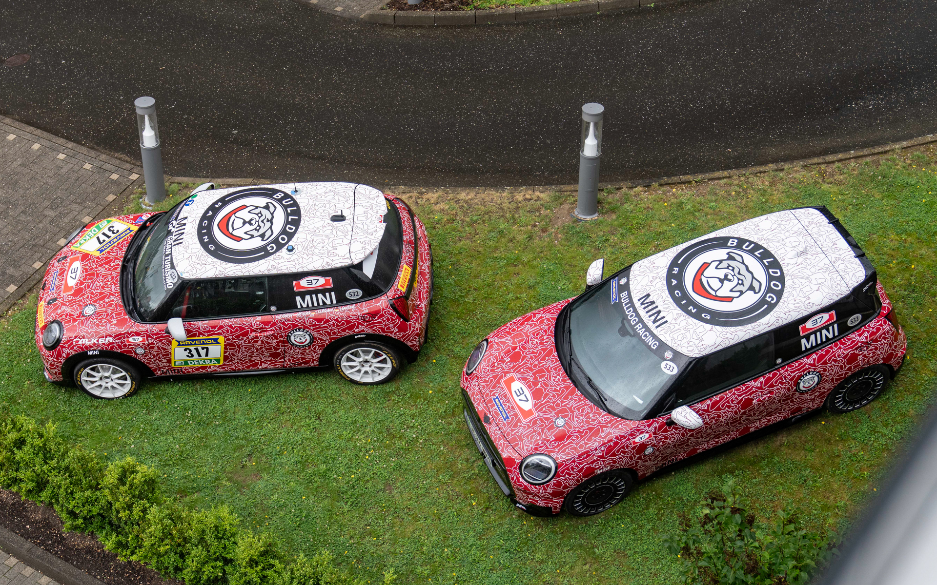 ルーフにはブルドッグ レーシングのロゴが描かれている