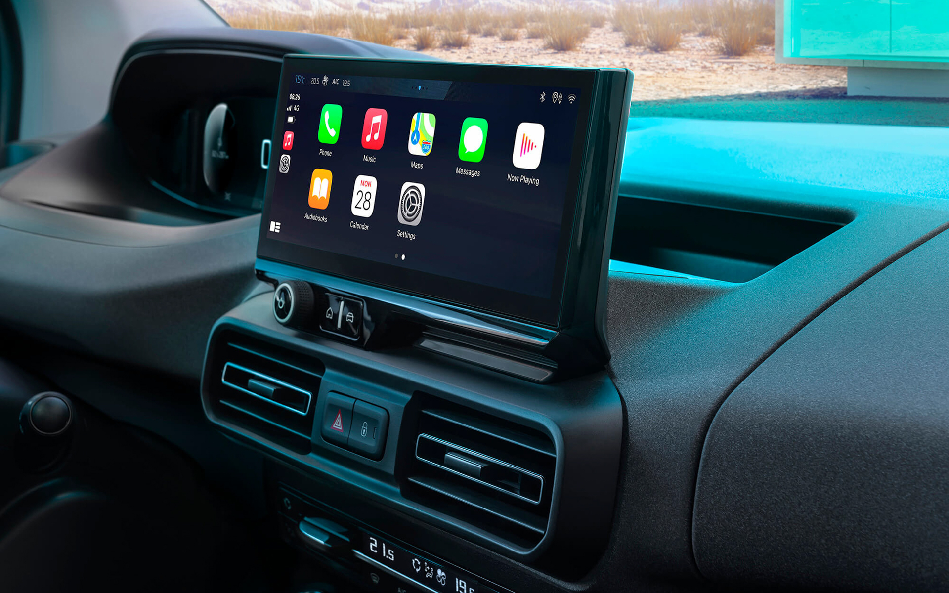 中央にタッチスクリーンは10インチに拡大