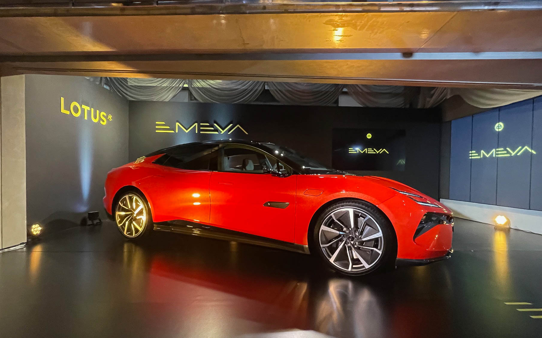 ロータス・エメヤ。アンヴェール前に随分大きなクルマだと感じたけど、実際にLサイズのグランドツーリングカー。しかも4ドアだった