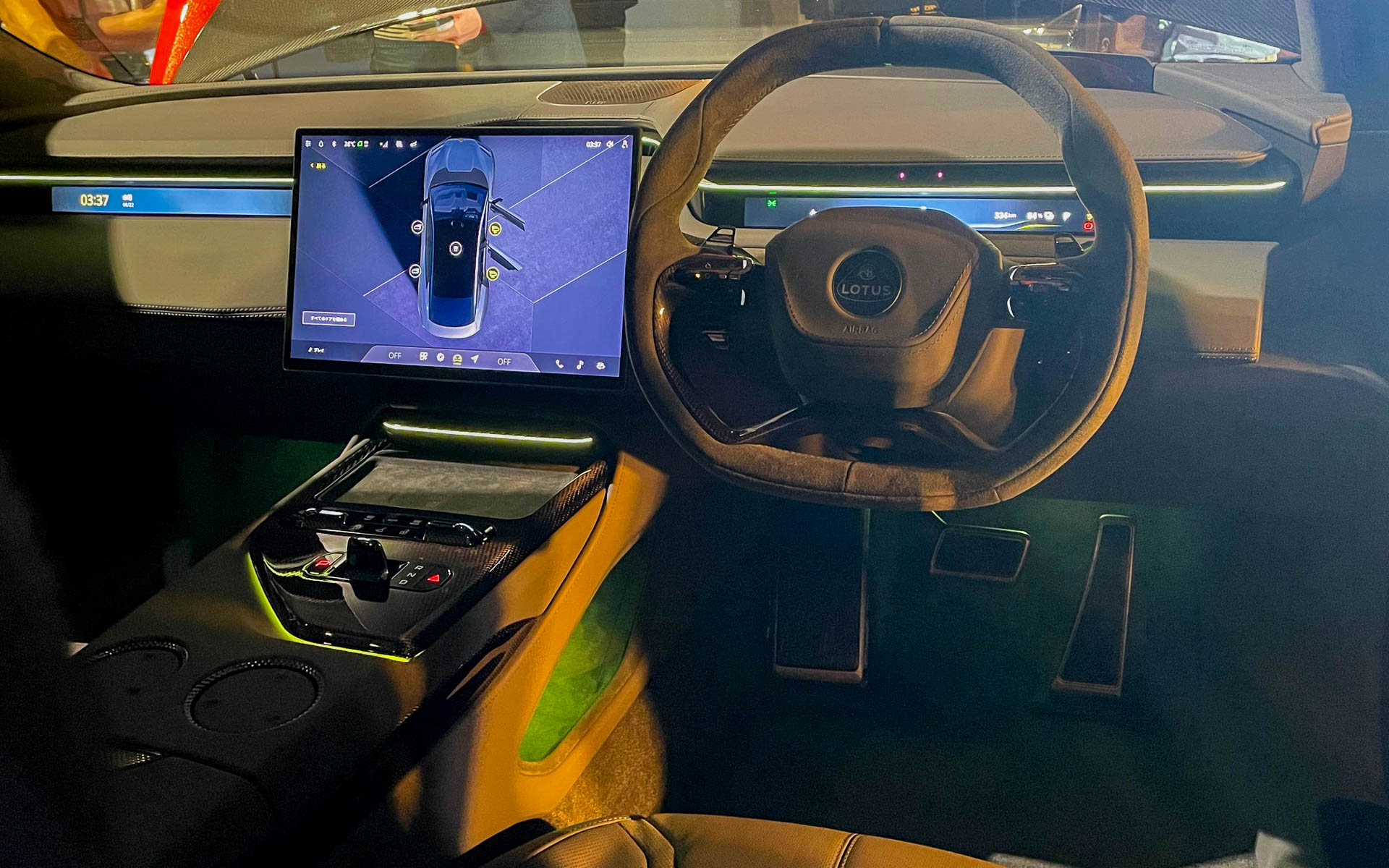 ドライバーインターフェース。スッキリとしたディスプレイが中央にある。ドライバー前にはほとんど何もない。必要なものはHUDに映されるのかな