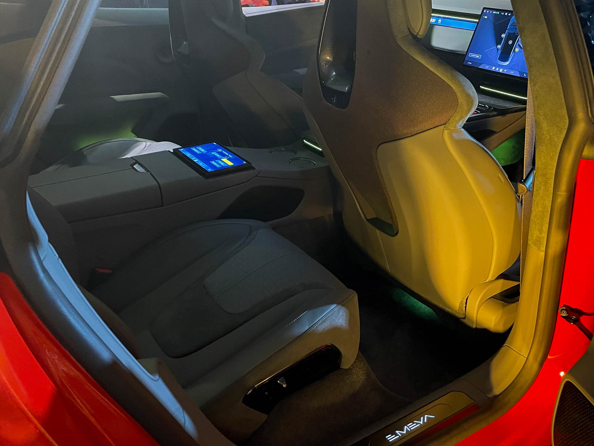 タップリした後席。センターコンソールにはコントロールパネルがある