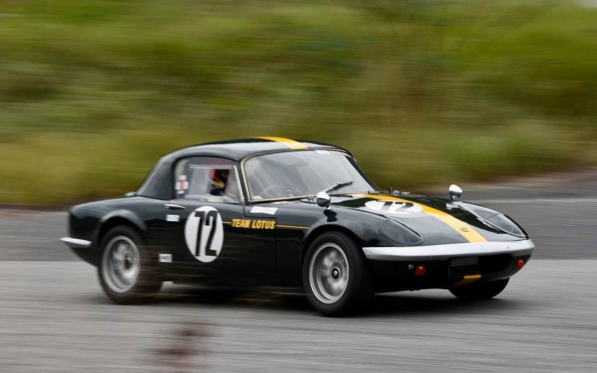 レーシングエラン。俊敏なライトウェイトスポーツカー、エランのレース仕様。狭いコクピットが懐かしい