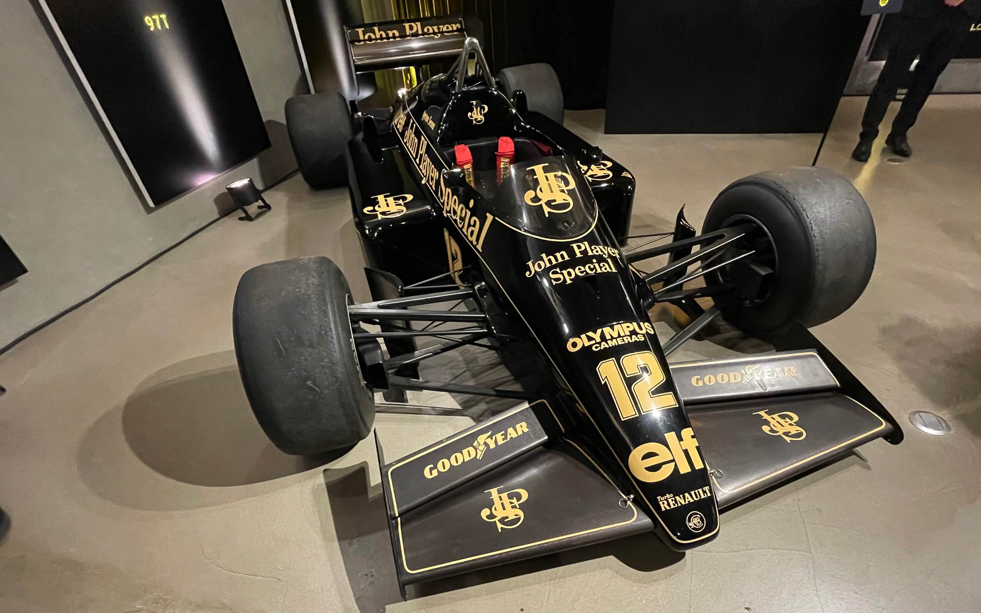 アイルトン・セナのロータス ルノー 97T。1.5リッターV6ターボは1000PSともいわれるパワーを出していたという。重量540kgはとんでもない軽さ。今のF1に比べるとコンパクトで空力も極めてシンプルだ