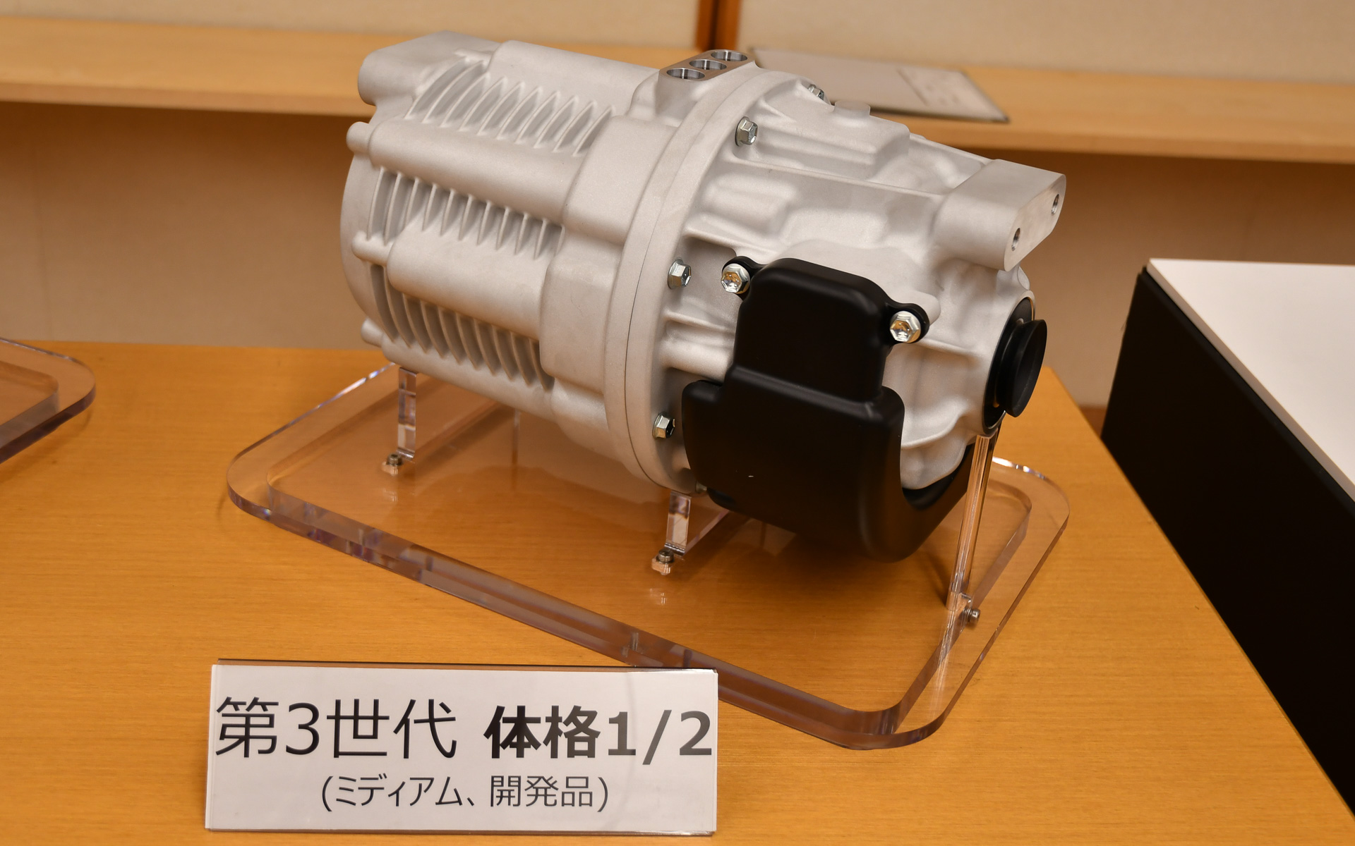 容積半分以下の第3世代EVパワーユニット