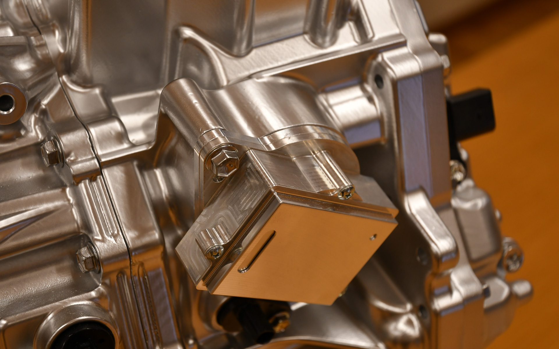 新型ハイブリッドトランスミッションの技術的ハイライトとなるクラッチ部。クラッチコントロール用のアクチュエータが収まっている