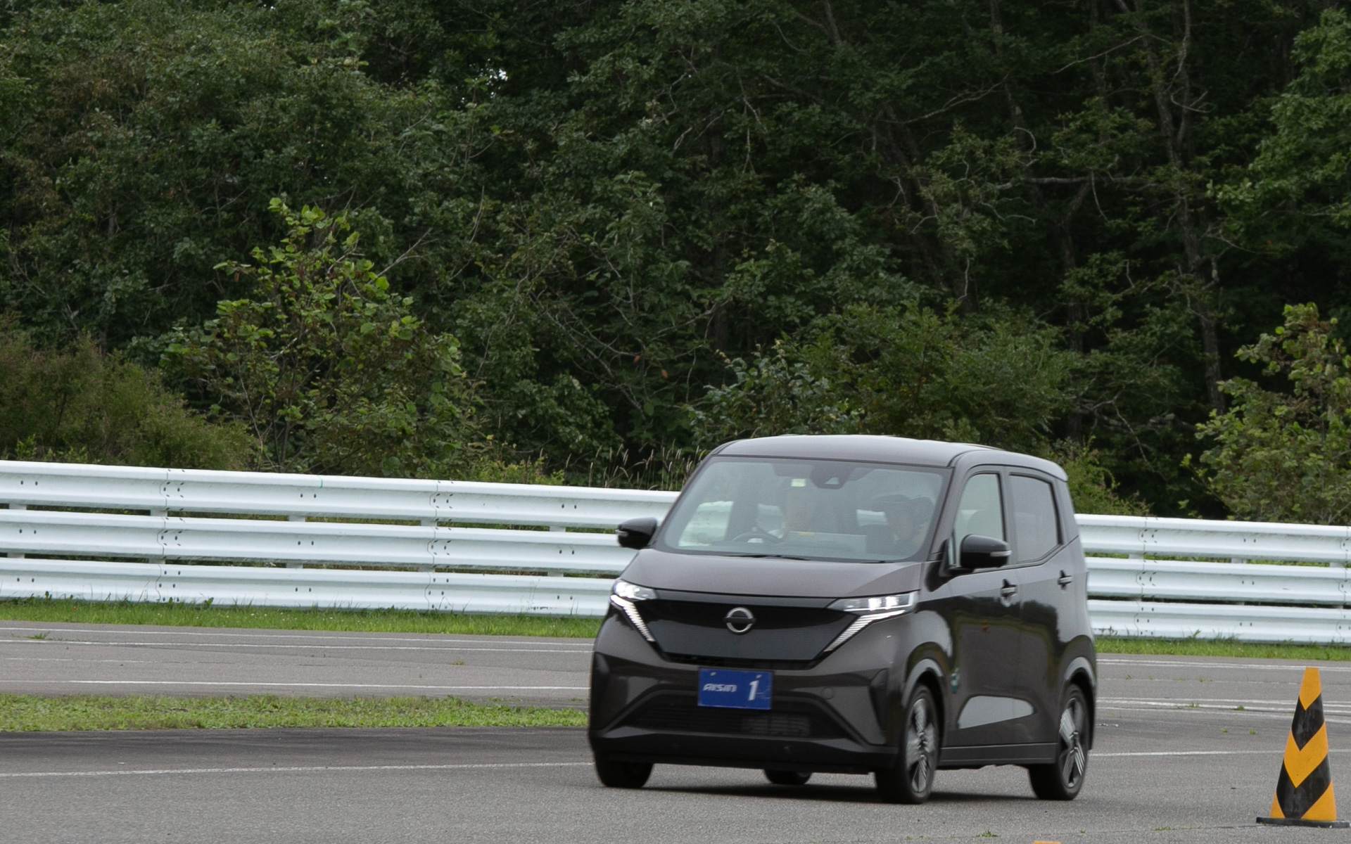 アイシンの第3世代EV用パワートレーンを搭載した実験車。軽EV「SAKURA」をベースに使用していた