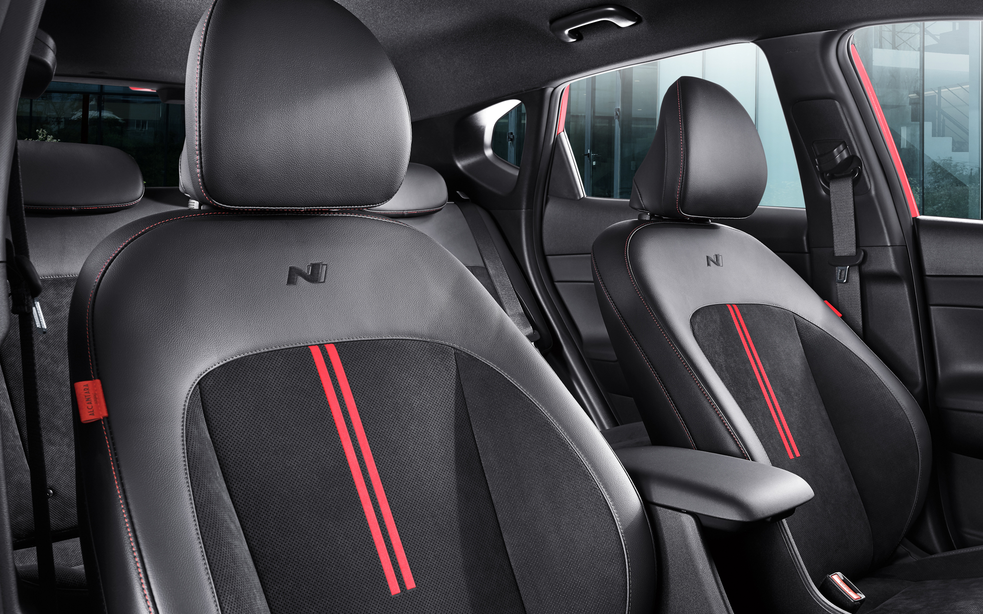 Nロゴとレッドステッチの入る本革/アルカンターラのコンビシート