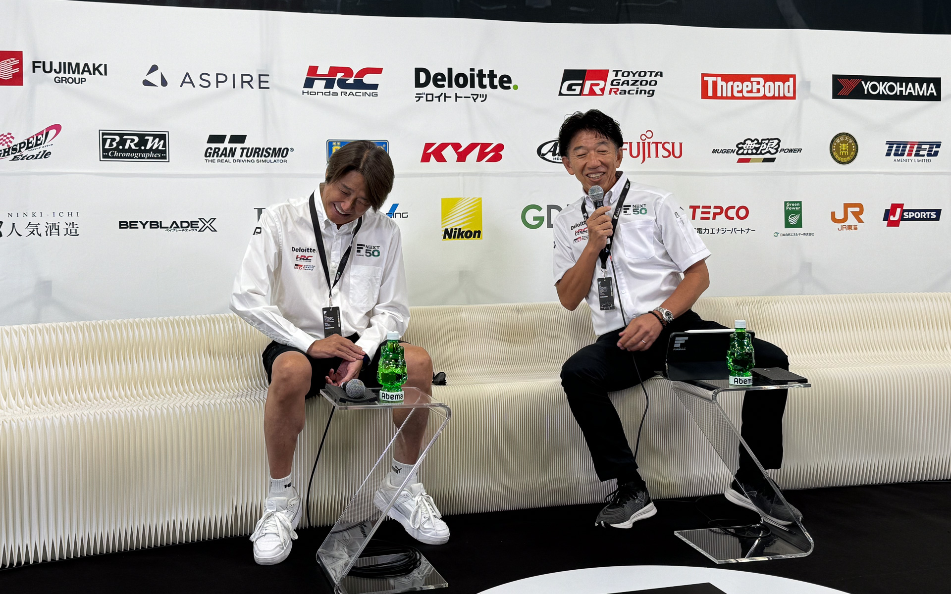 段ボール製のいすに座って行なわれているスーパーフォーミュラの定例会見。近藤真彦会長（左）と上野禎久社長（右）