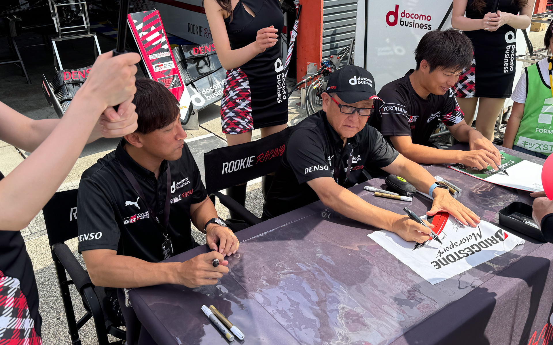 ルーキーレーシングのオーナーとしてファンサービスを行なうモリゾウ選手こと豊田章男会長（中央）