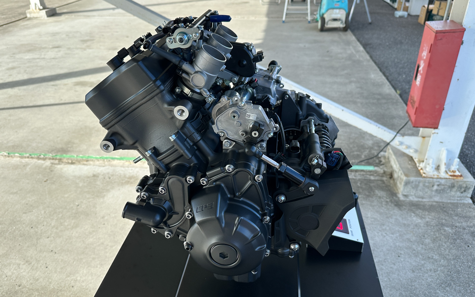 車体をバンクしている状態でもシフト操作は行なわれるが、その姿勢に影響を与えることもなく静かにシフト操作を終えてくれるなど精密な制御が行なわれている