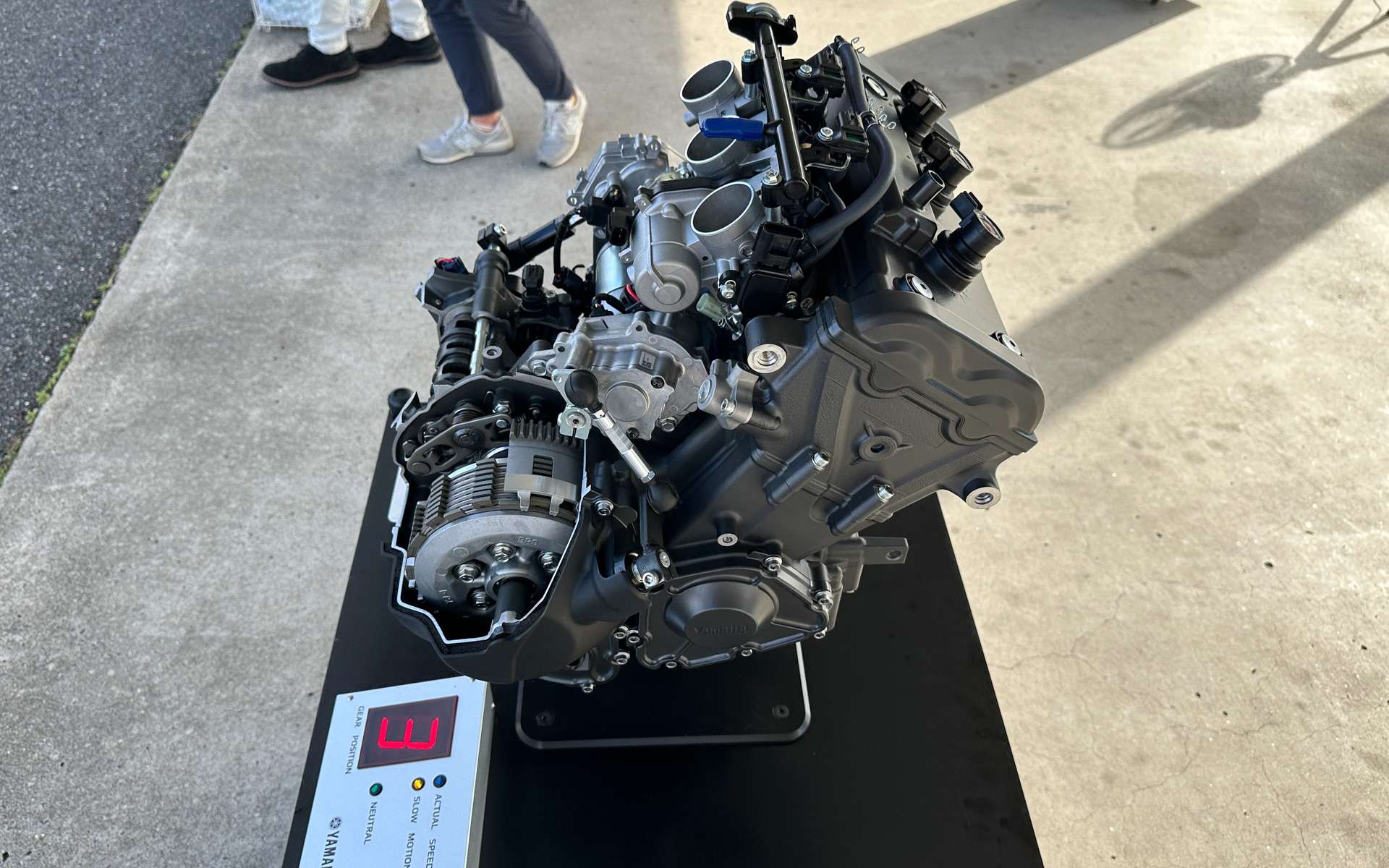 車体をバンクしている状態でもシフト操作は行なわれるが、その姿勢に影響を与えることもなく静かにシフト操作を終えてくれるなど精密な制御が行なわれている