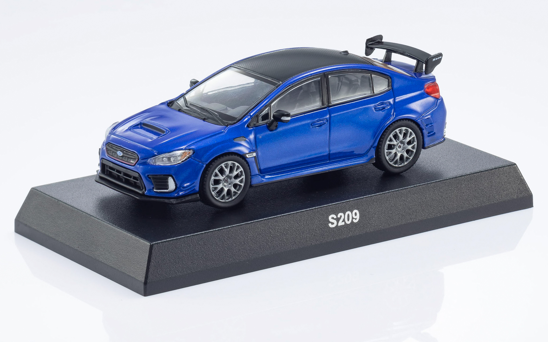 ブルーは全国のファミリーマート（一部店舗を除く）で先行販売