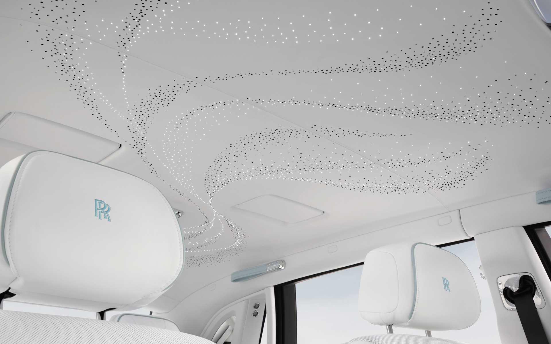 天井は流れるように光るギミックが盛り込まれているスターライト・ヘッドライナー