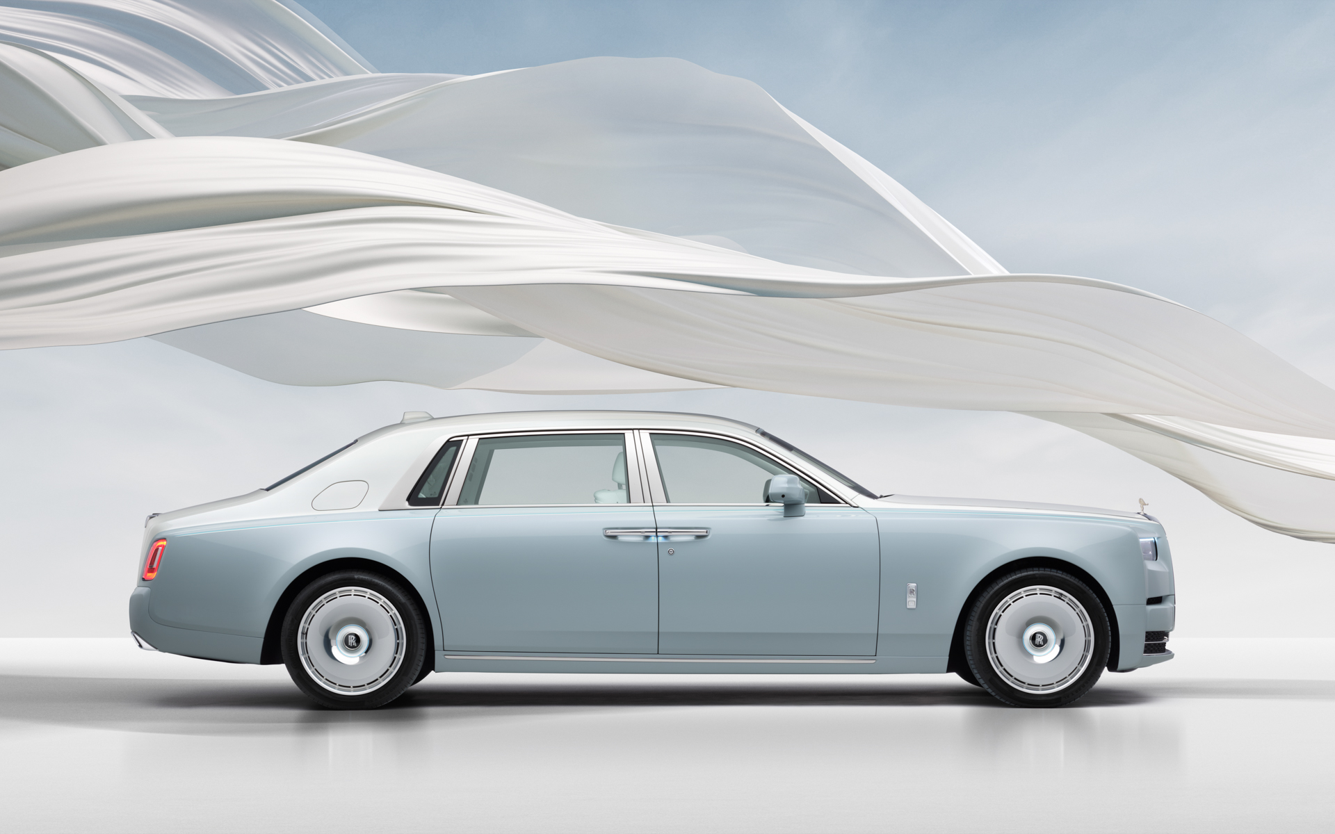 ボディは2トーンに加え、繊細なメタリックフレークを採用