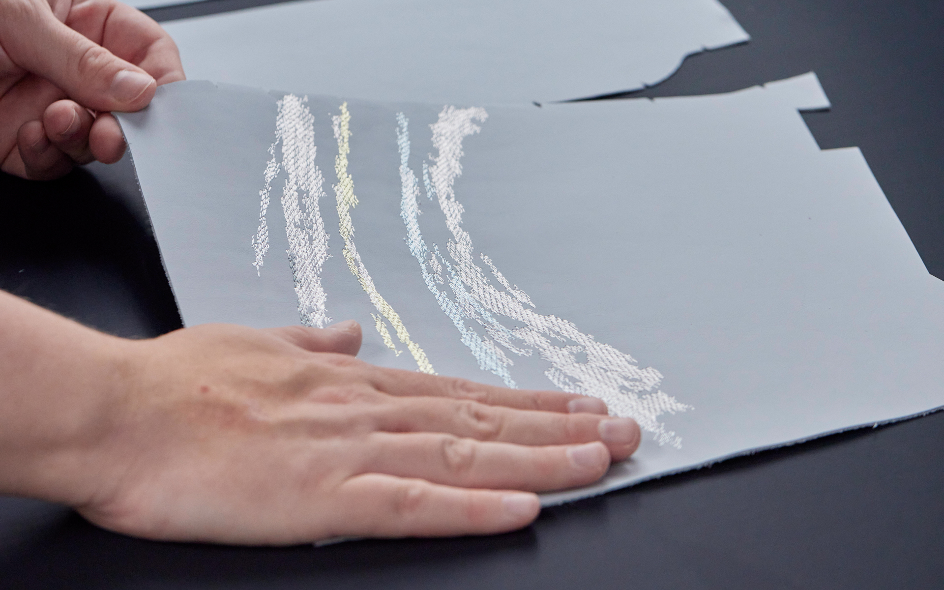 刺繍にはブルー・グレー、アークティック・ホワイト、スピリット・ブルー、パウダー・ブルー、パステル・イエローが使用されている