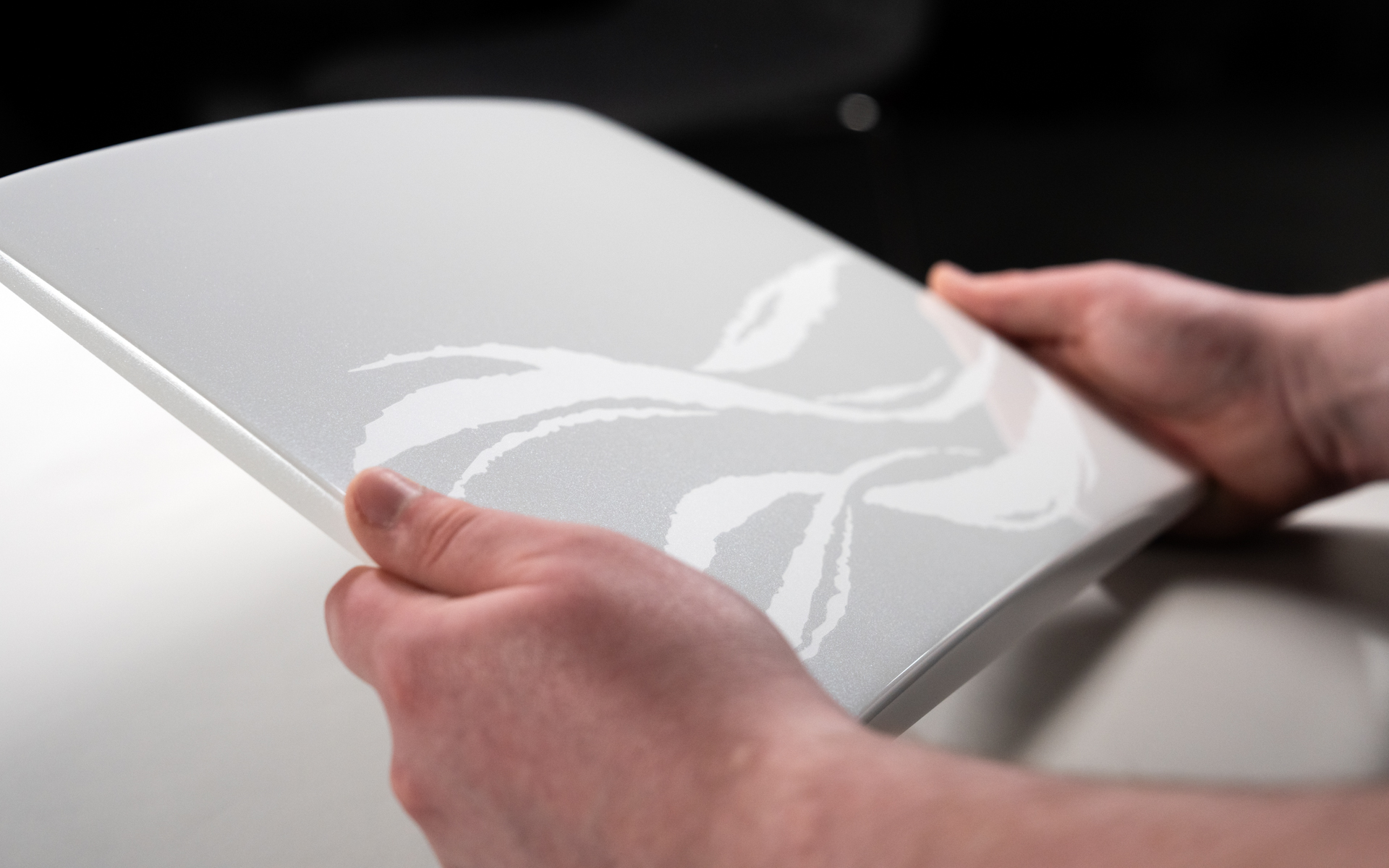 運転席と助手席の背面に備わるピクニック・テーブルにもスピリット・オブ・エクスタシーの流れるような動きをとらえた繊細なグラフィックが描かれている