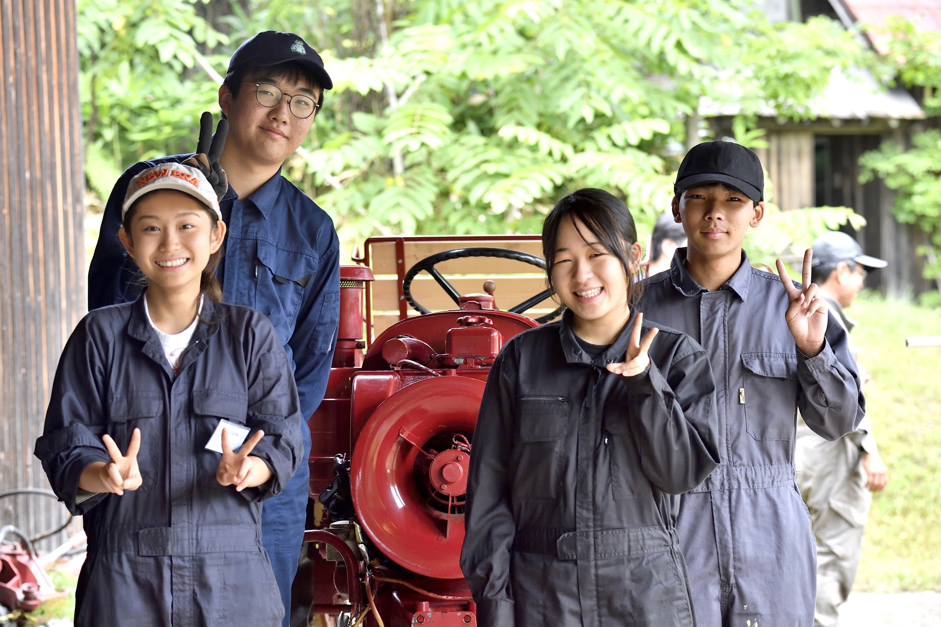 「LEARN with Porsche 2024」に参加した7名の子供たち。左から今泉遥さん、倉品龍一くん、田丸南菜さん、五月女舜介くん