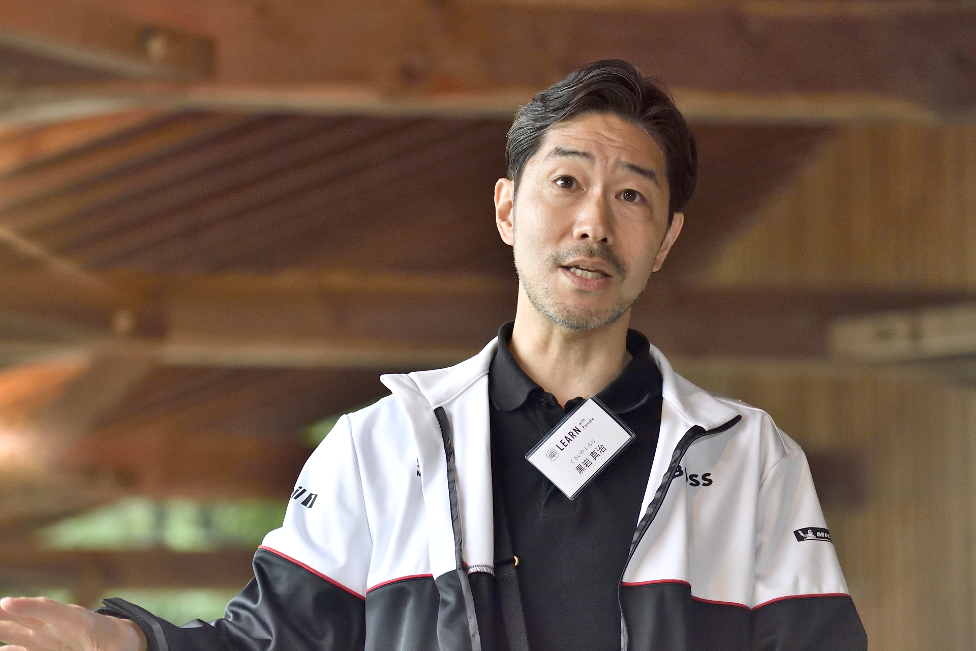 「LEARN with Porsche」を主導する東京大学 先端科学技術研究センター シニアリサーチフェロー 中邑賢龍先生（左）、ポルシェジャパン株式会社 広報部 部長 黒岩真治さん（右）