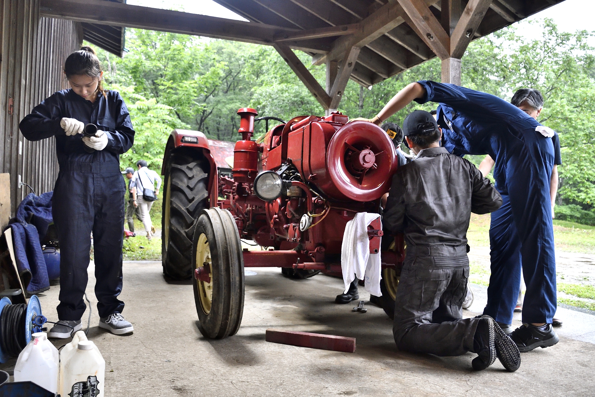 プログラム初日からポルシェトラクター（Standard Star 219）のレストアがスタート。今回のプログラムでは「クラッチの分解オーバーホール（エンジンとミッションの分離組付）」「ブレーキドラムの分解・清掃・調整」「ボンネットの塗装・修正」の3パートが用意された