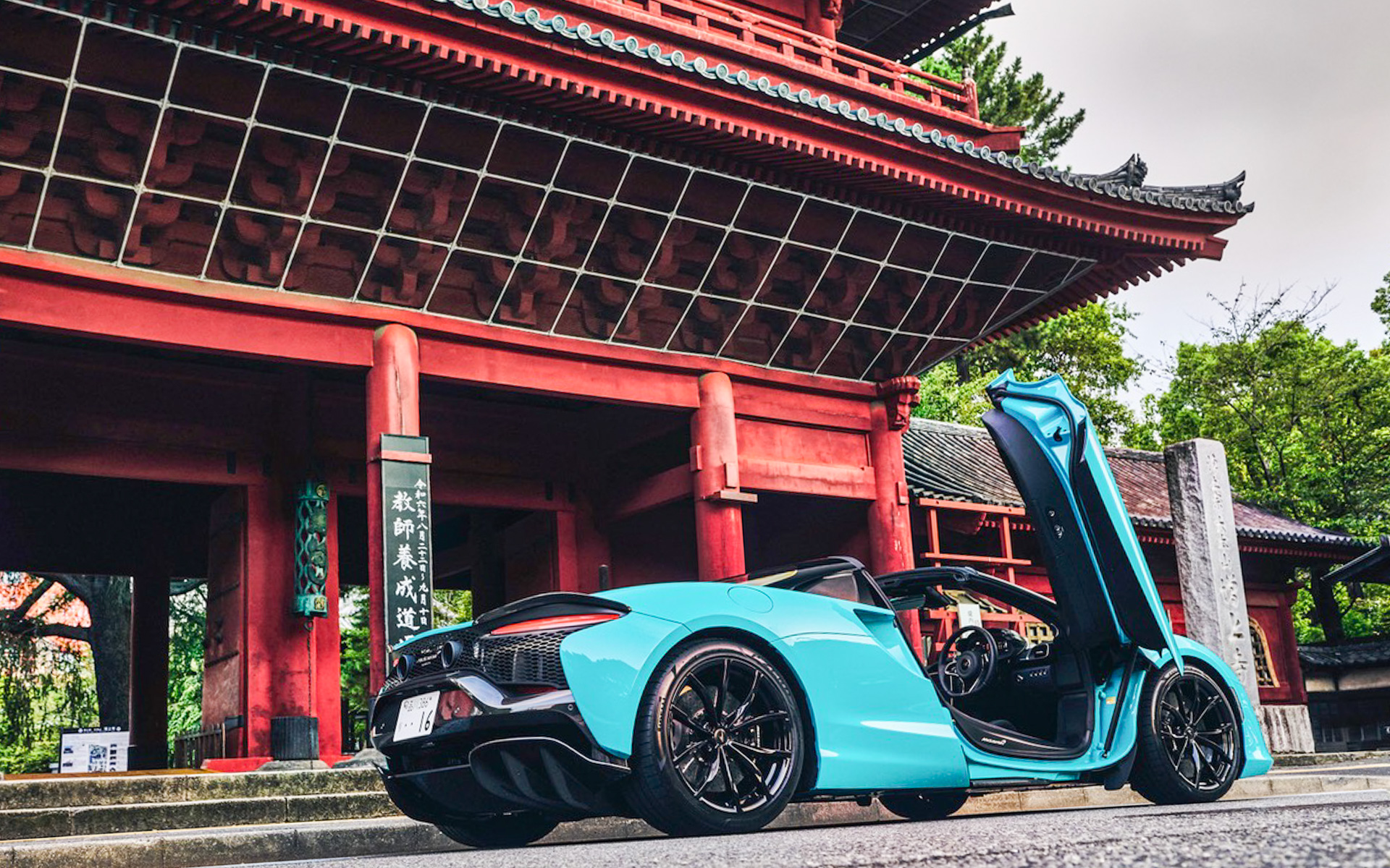 マクラーレン史上初のハイパフォーマンス・ハイブリッド・コンバーチブルであるアルトゥーラ・スパイダー。日本の街の風景にもすごく似合います。リトラクタブル・ハードトップはカーボンのほか、エレクトロミック・ガラスパネルも選択可能。そうするとボタン1つでキャビンを明るくしたり、最大99％の日光を遮るまで暗くすることもできるようになるのだそう