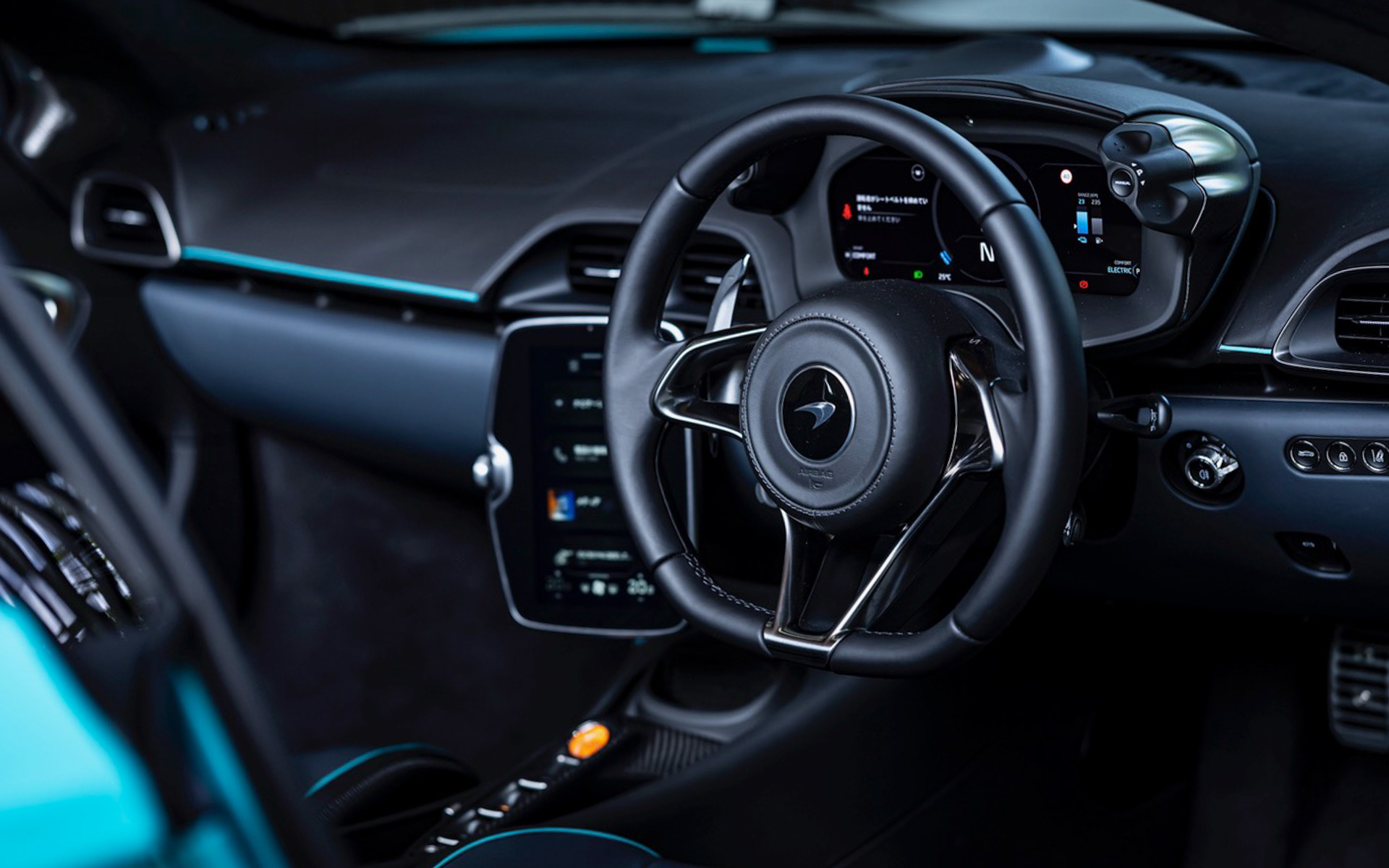 手を握った時にできる空間と同じ形になっていて、とても握りやすいステアリングはマクラーレンならでは。目の前のメーターにはPHEVらしくバッテリの残量を示すバーもあって新鮮です