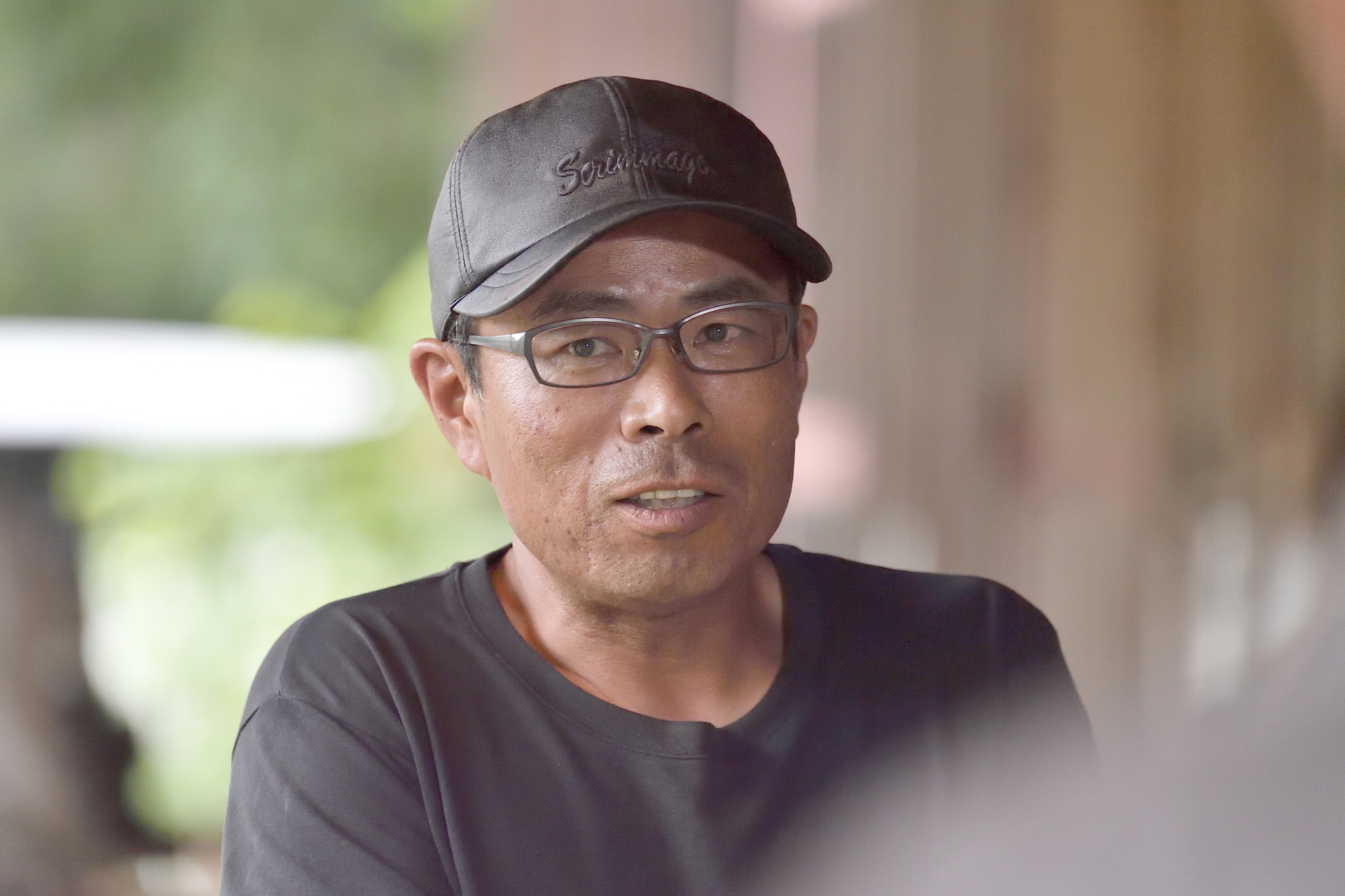 「森の馬小屋」を管理する田中次郎さん（左）、トラクターのスペシャリストである池田猛さん（右）。「LEARN with Porsche」はこの2人の講師がプログラムを主導する