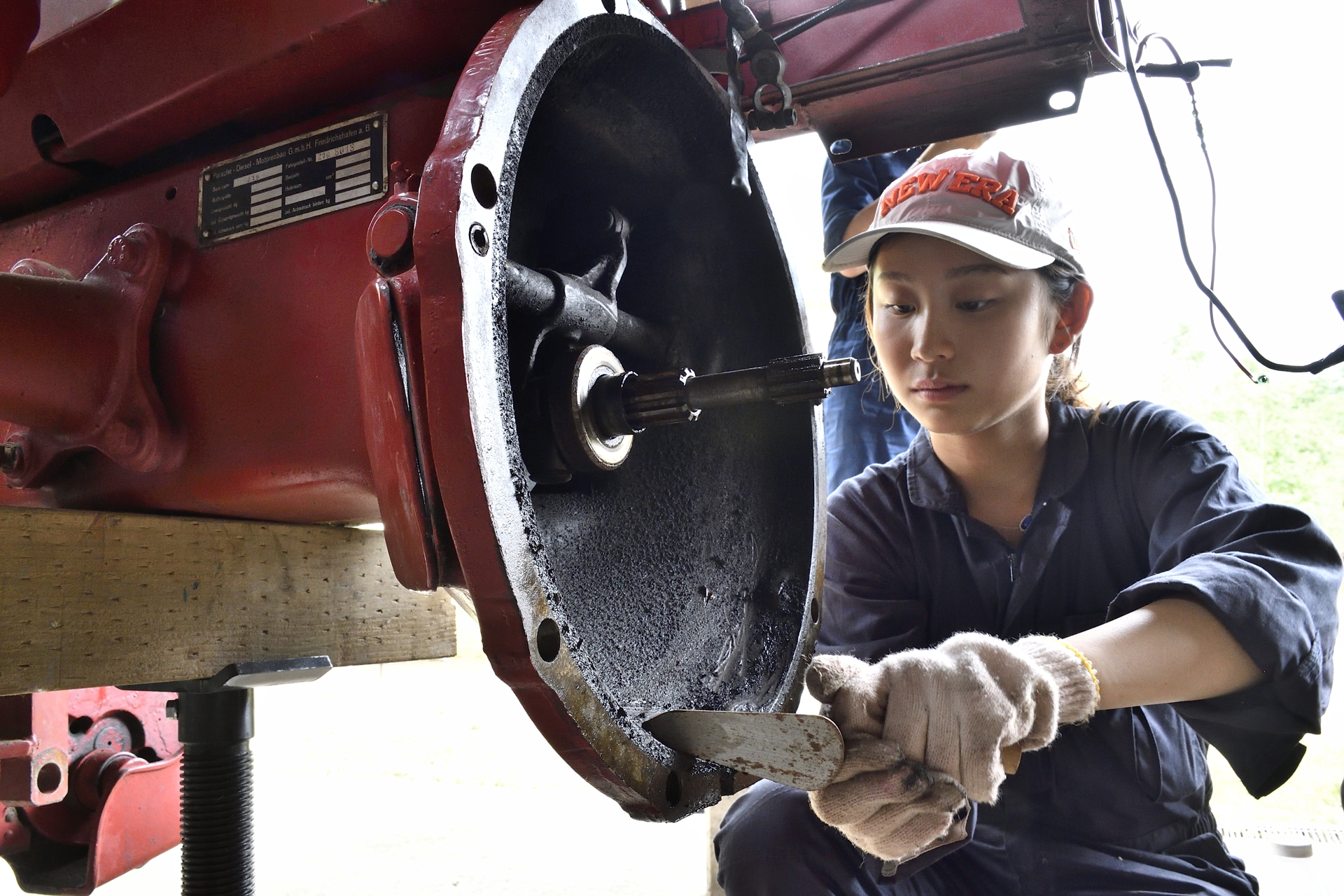 クラッチを取り外した部分の清掃を忍耐強く行なった今泉遥さん