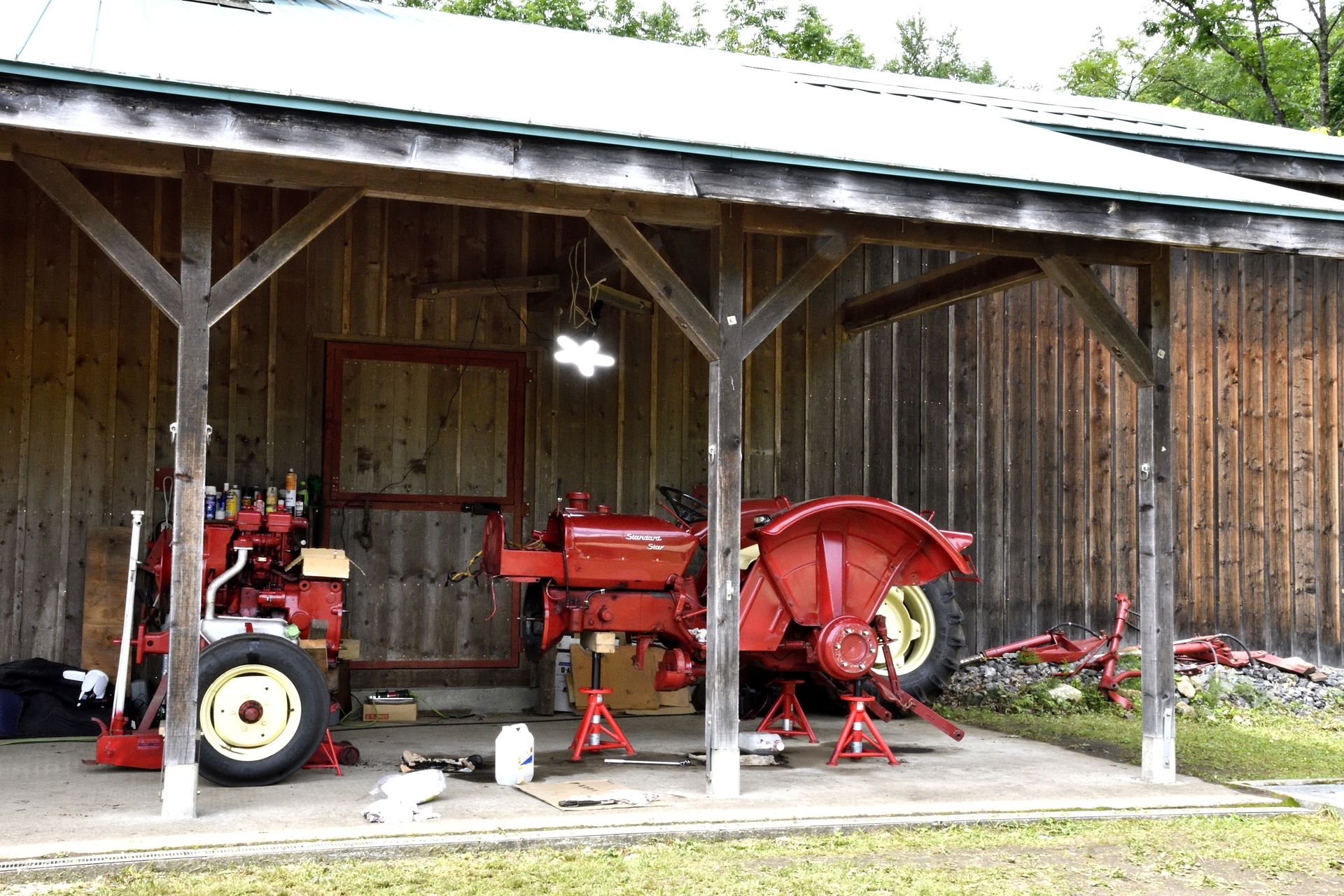 トラクターの胴体が切り離され、クラッチを修理する作業がスタート