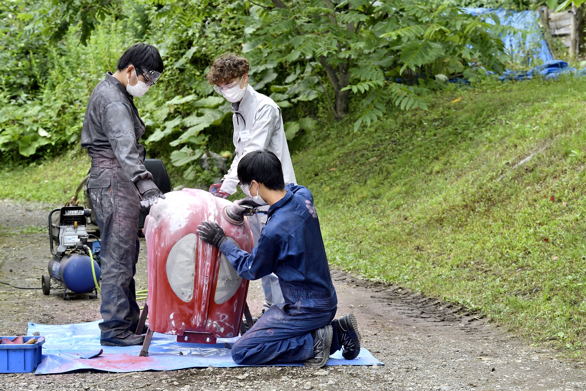 ボンネットの修復作業は2023年の「LEARN with Porsche」でも一番難航した個所。それでも地道に作業をこなしていく