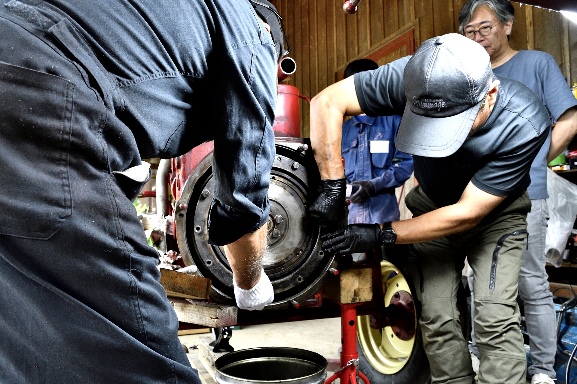 クラッチ作業は経験がいるだけに講師陣も手伝いながらの作業となった