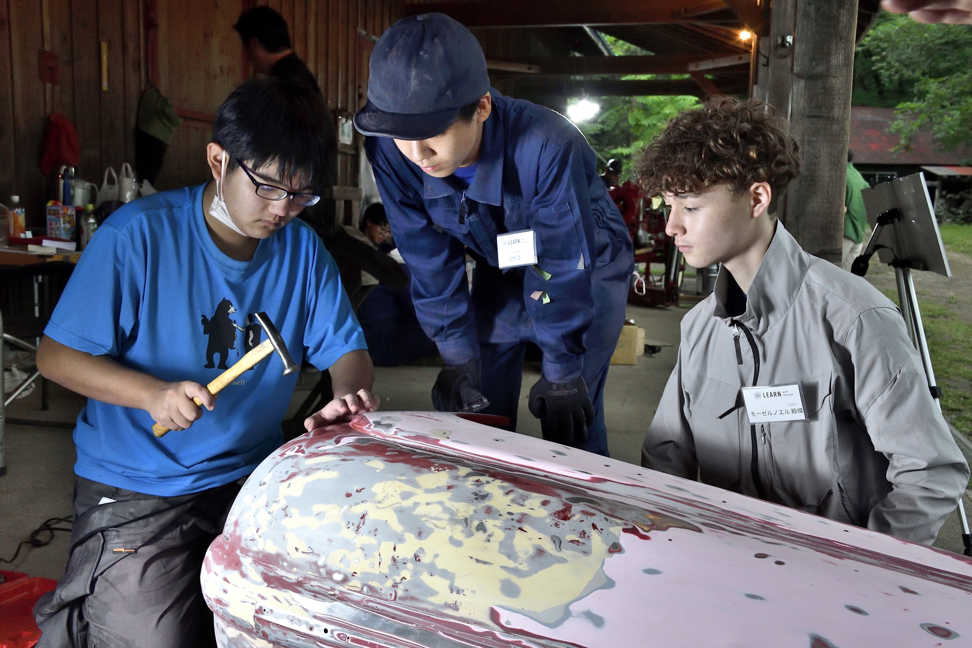ボンネットを担当した北畠大地くん（左）、北村玄くん（中）、モーゼル ノエル 殿偉くん（右）