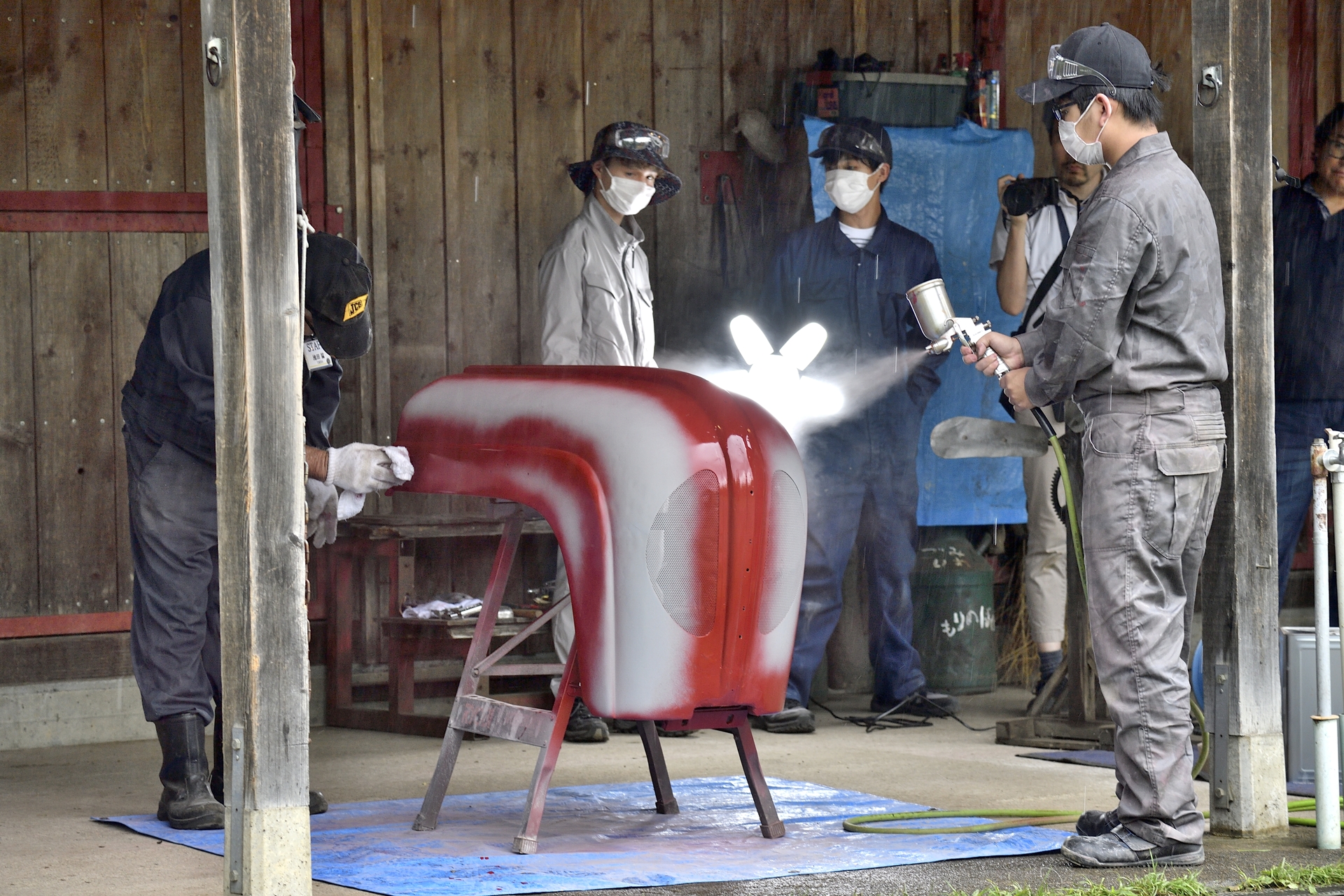 サーフェイサーを吹きつつ、乾いたら赤の塗装を施す