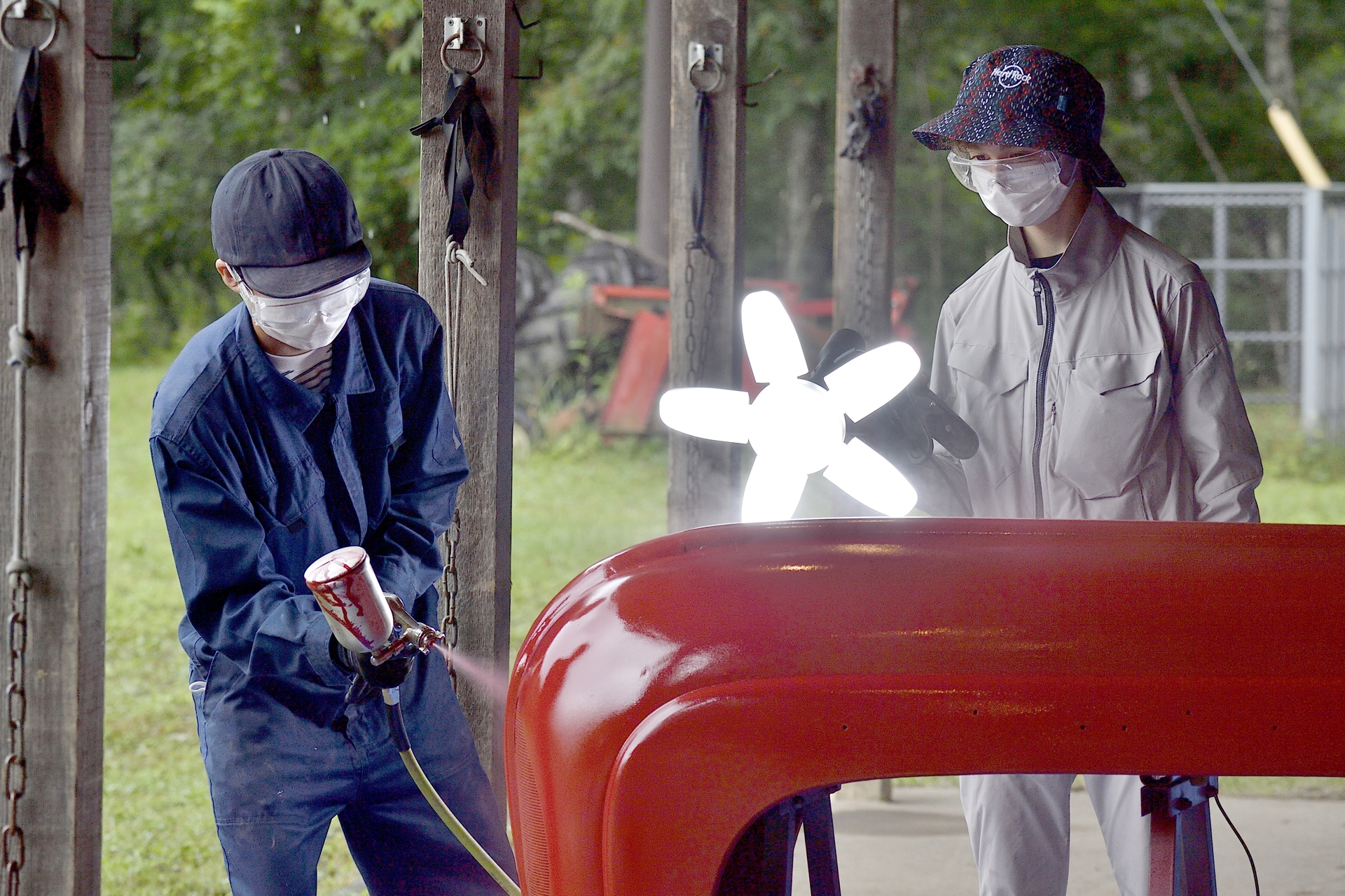 サーフェイサーを吹きつつ、乾いたら赤の塗装を施す