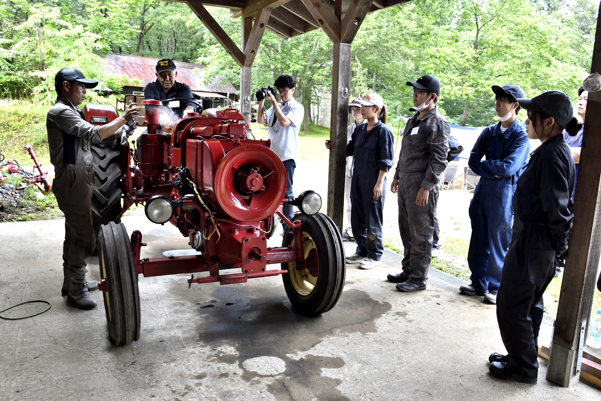 エンジン始動剤をエアクリーナーに吹きかけながらエンジン始動！