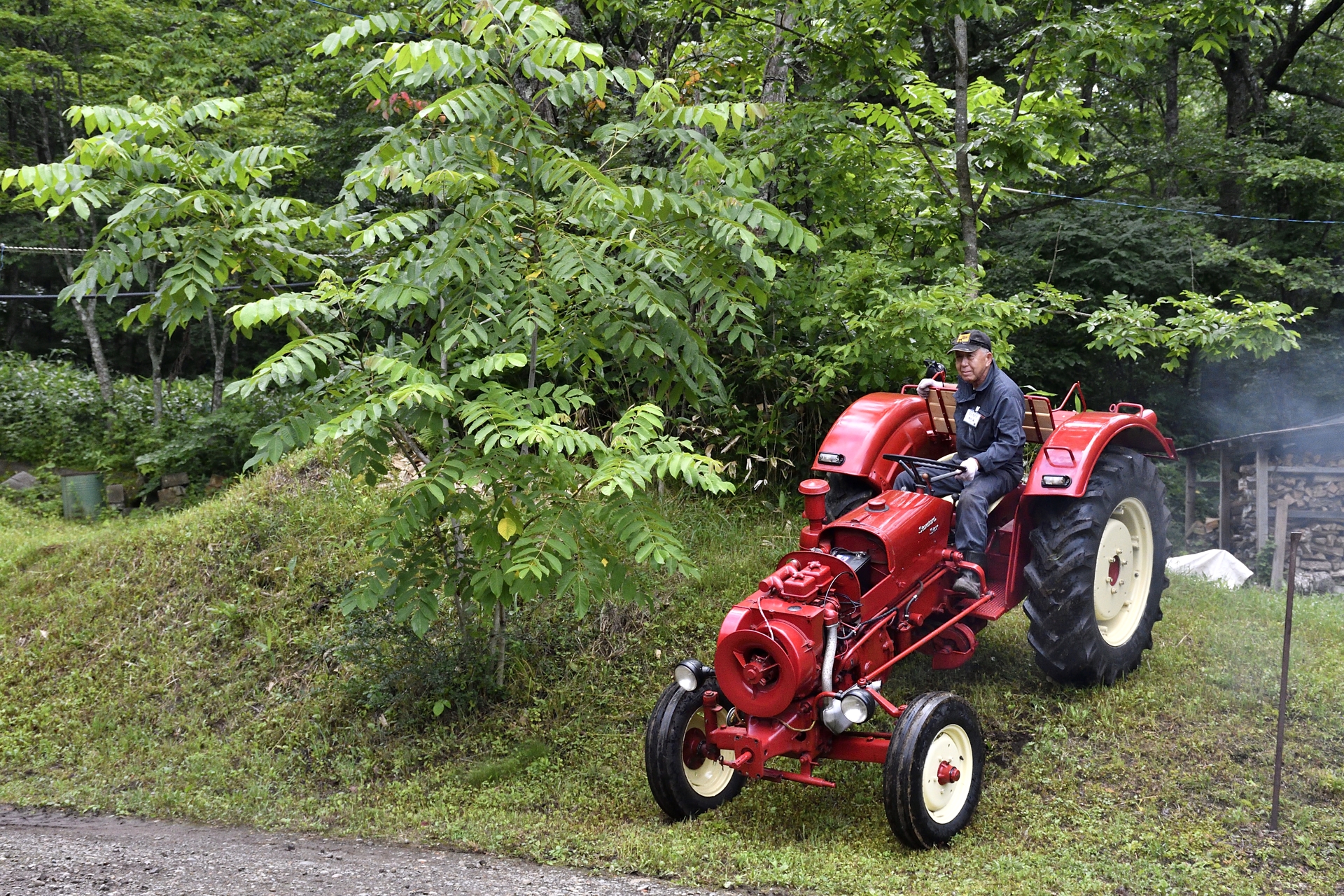 池田さんドライブで見事に動いたポルシェトラクター。学生たちからは拍手喝采