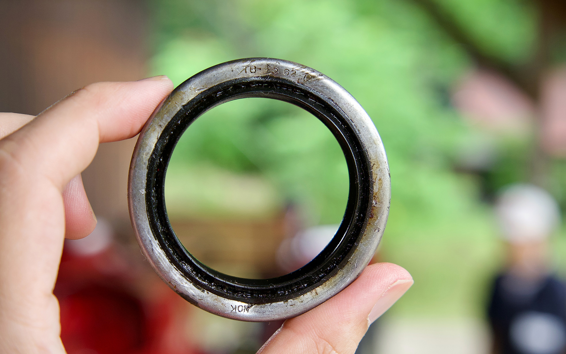 クラッチの組み付け後、下から徐々にオイルがにじみ出てしまうトラブル。これは中のゴムパッキンが劣化していたためで、池田さんが何とか代替パーツを見つけたことで事なきを得た