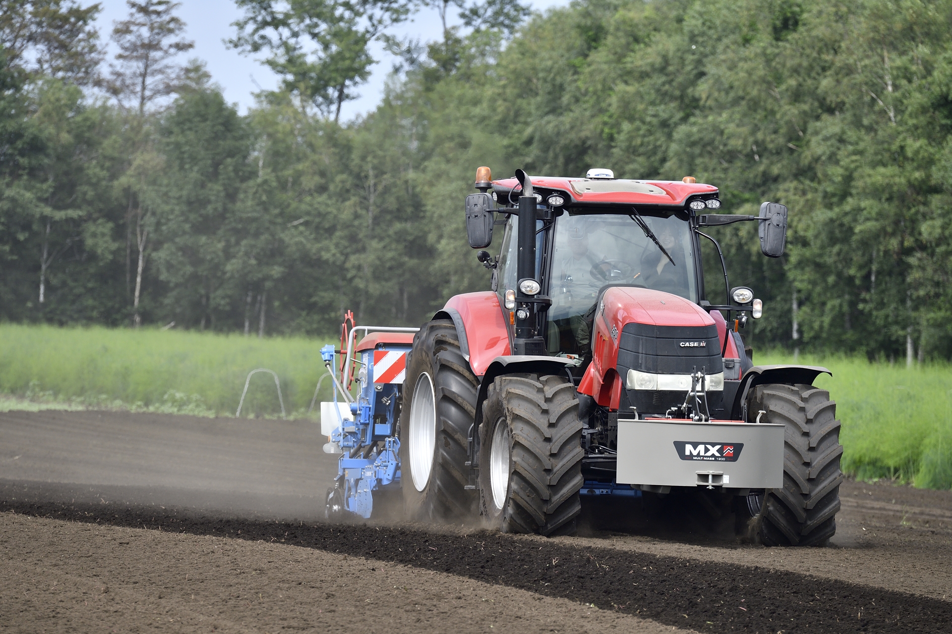 ポルシェトラクターとともに最新のトラクターに乗る機会も。最新トラクターとポルシェトラクターのサイズの違いをお分かりいただけるだろうか