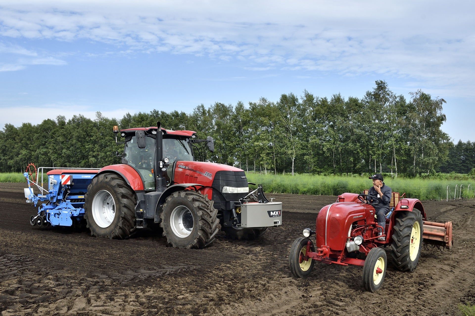 ポルシェトラクターとともに最新のトラクターに乗る機会も。最新トラクターとポルシェトラクターのサイズの違いをお分かりいただけるだろうか