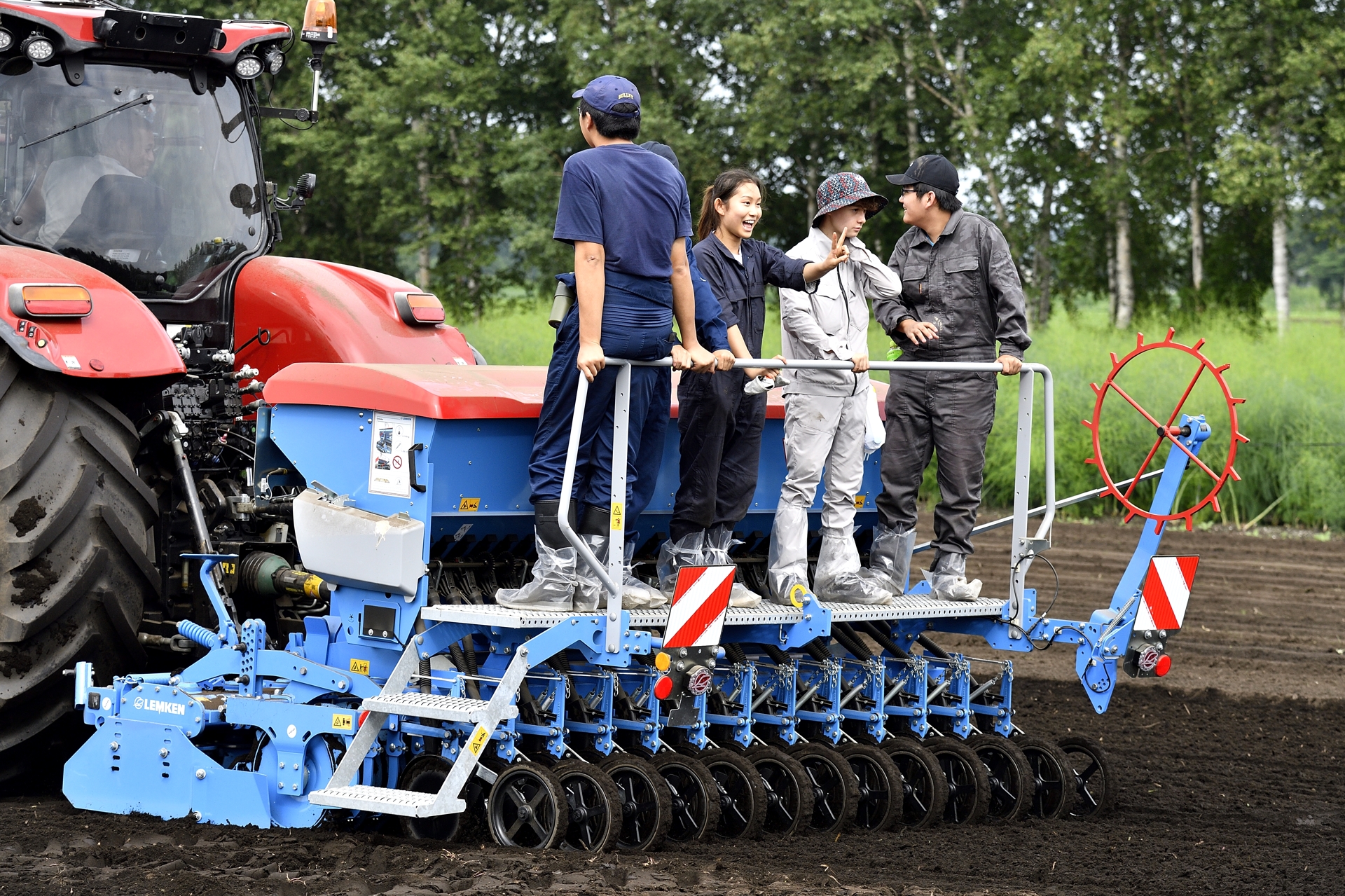 ポルシェトラクターとともに最新のトラクターに乗る機会も。最新トラクターとポルシェトラクターのサイズの違いをお分かりいただけるだろうか