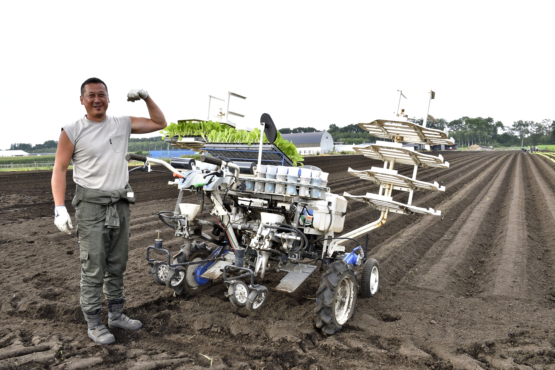 農地を耕す作業に協力してくれた、北海道で農業を営む近藤裕樹さん