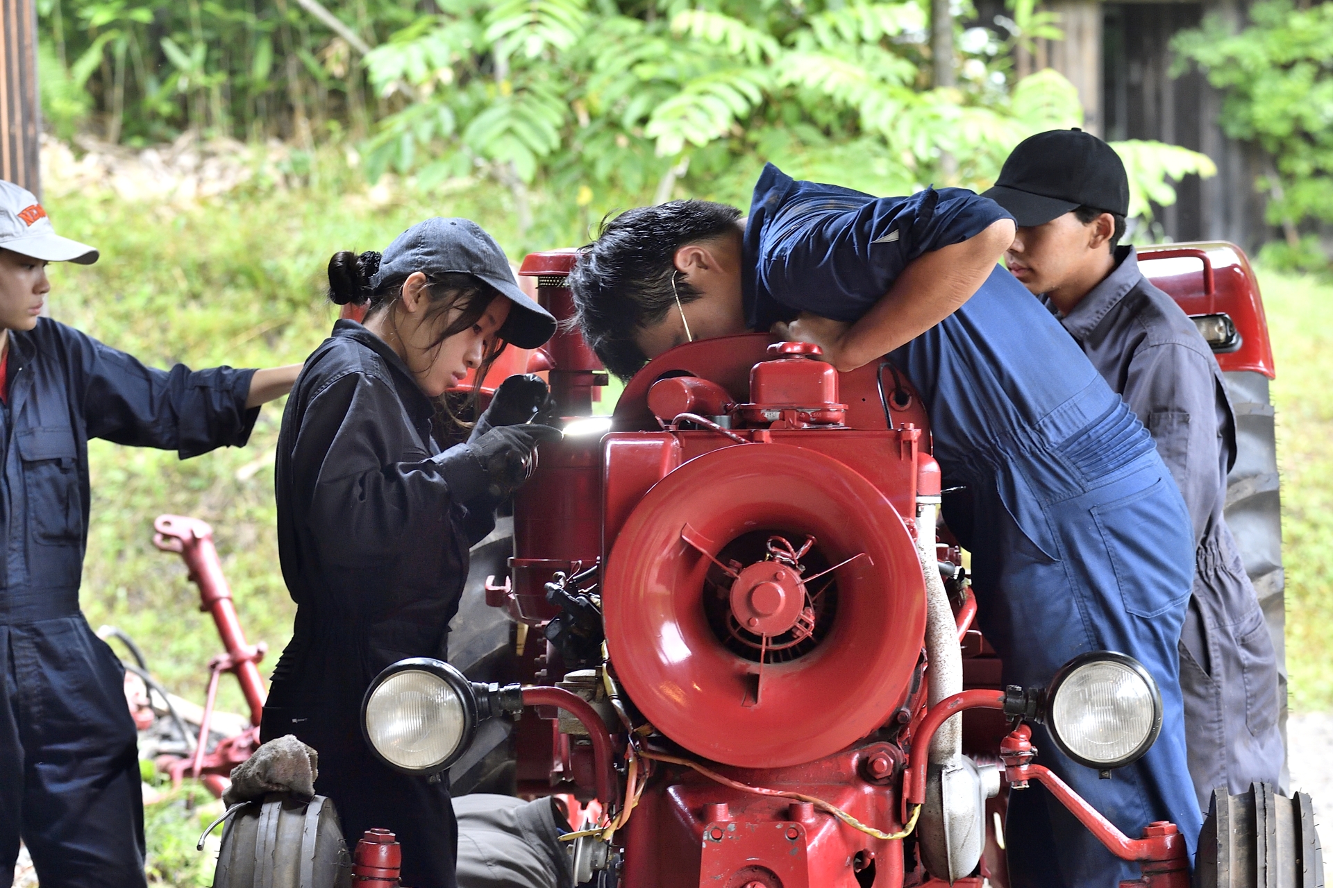 クラッチ関連を担当した田丸南菜さん（左）、倉品龍一くん（中）、五月女舜介くん（右）