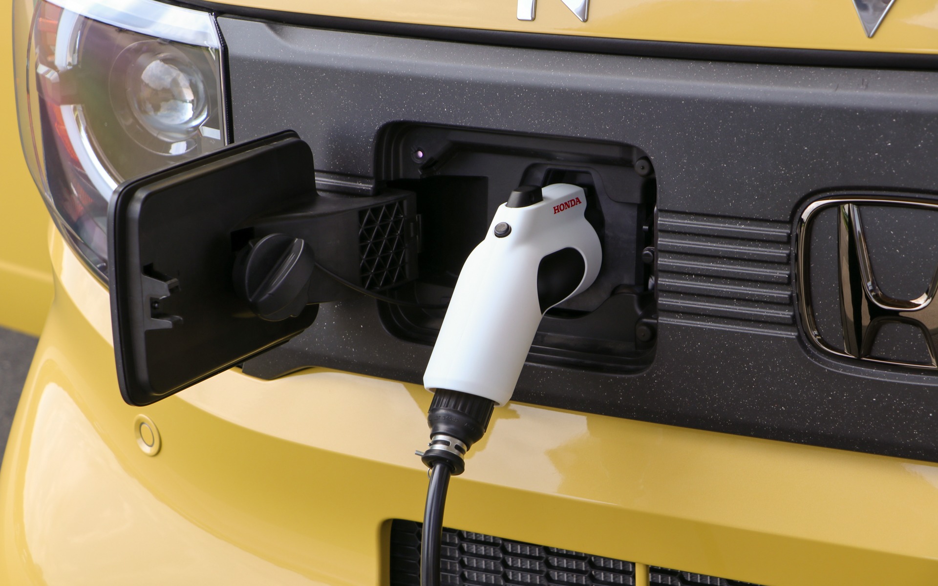 AC車外給電用の「パワーサプライコネクター」は、ホンダアクセスの純正アクセサリーで、価格は2万9700円