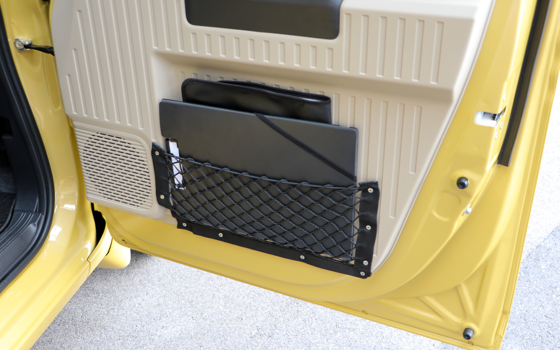 純正アクセサリーの「メッシュポケット」は2枚で7700円。サイズは38×19cm（横×高さ）で、A4バインダーもすっぽり収まる設定