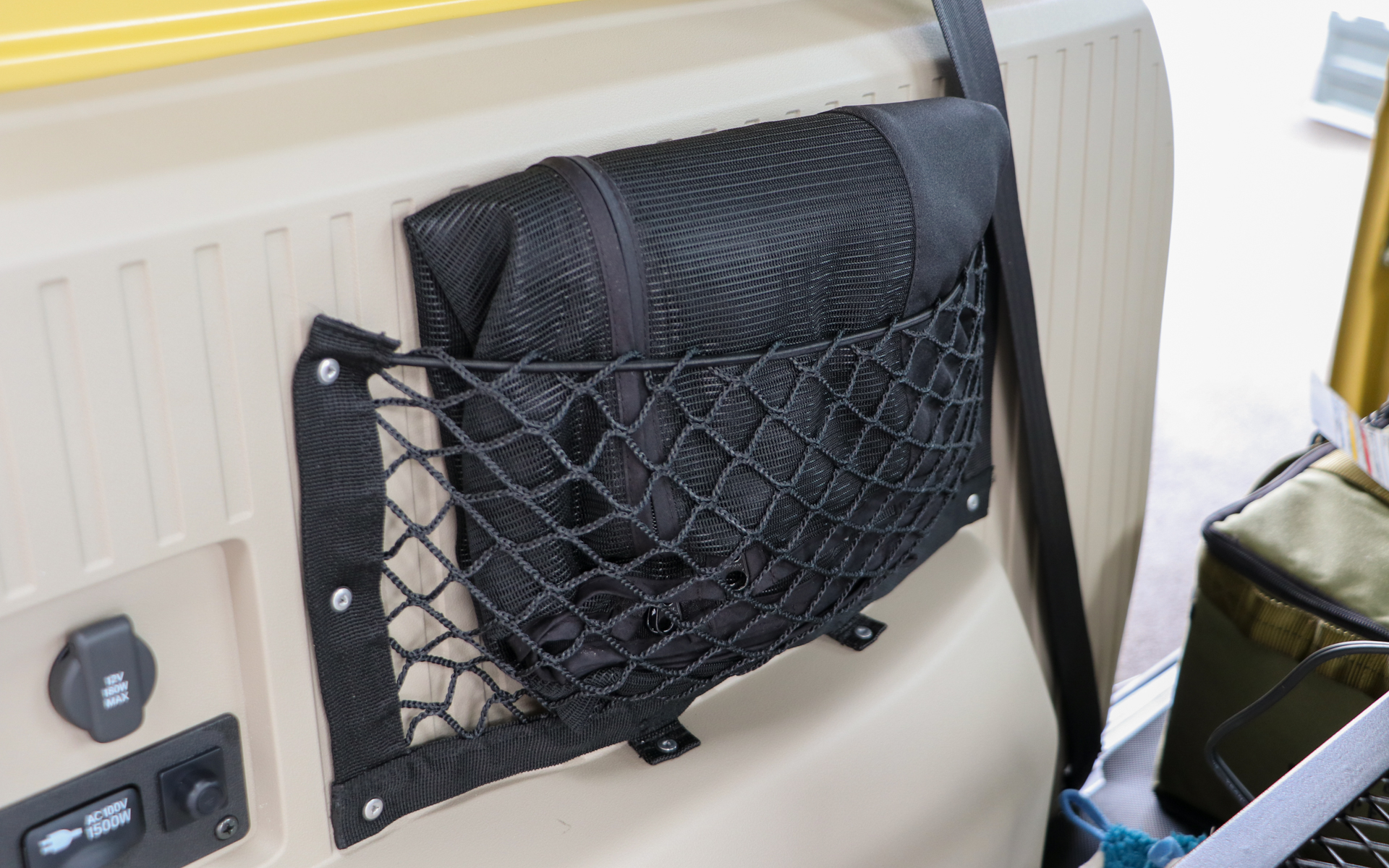 リベット取り付けのため穴開け加工が必要となる