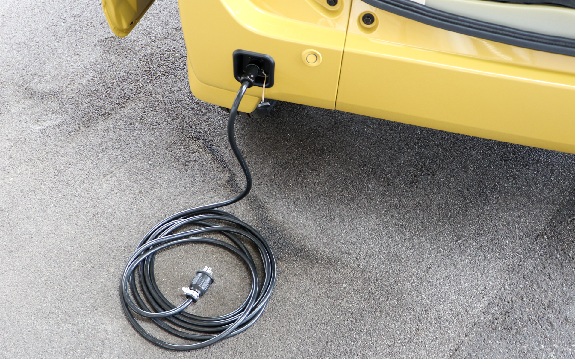 ガソリンモデルから設定のある「外部電源入力キット」もホンダアクセスの純正アクセサリー。AC100V/最大1500Wに対応し、外部接続用ケーブル5mも付属する。価格は3万7400円