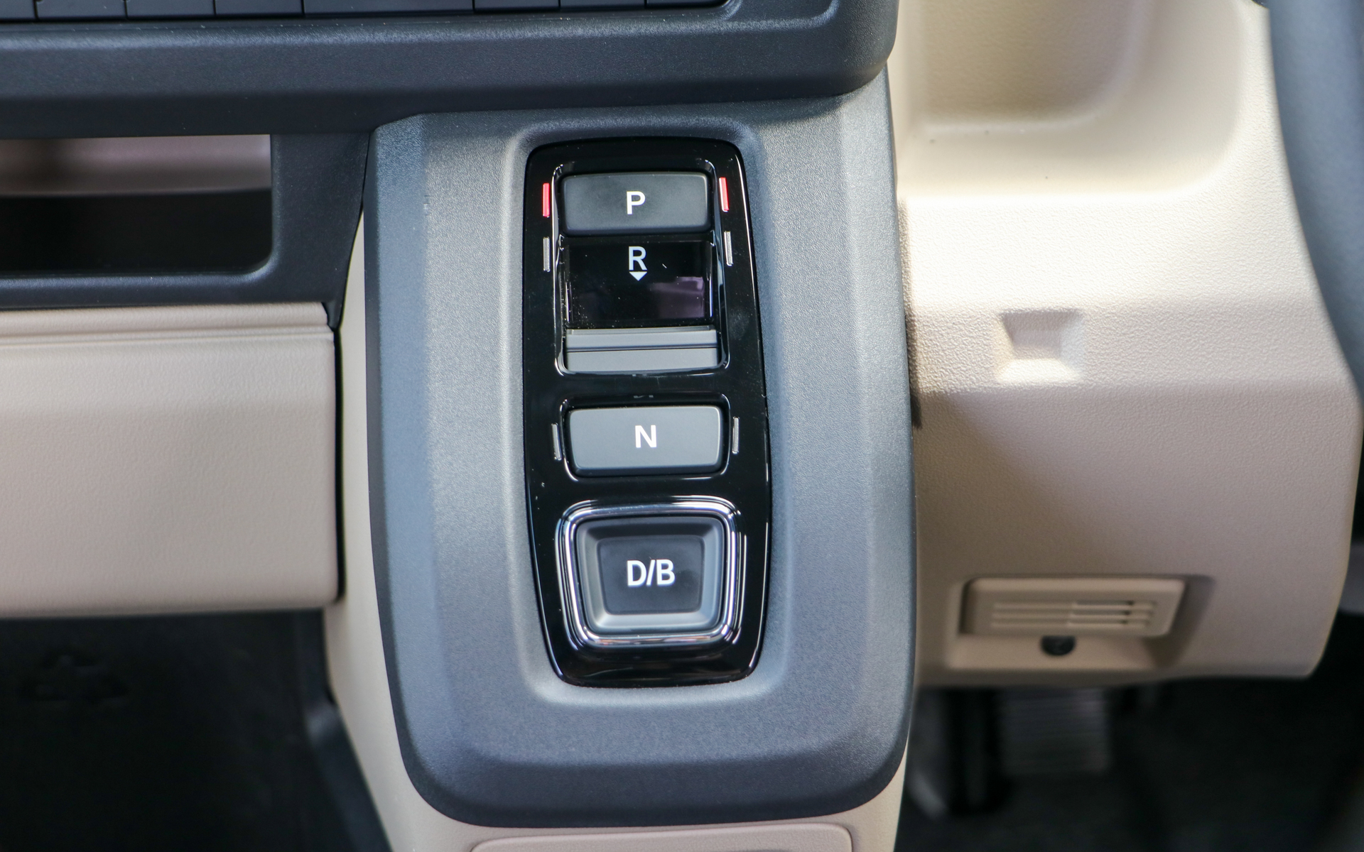 シフトはボタン式を採用