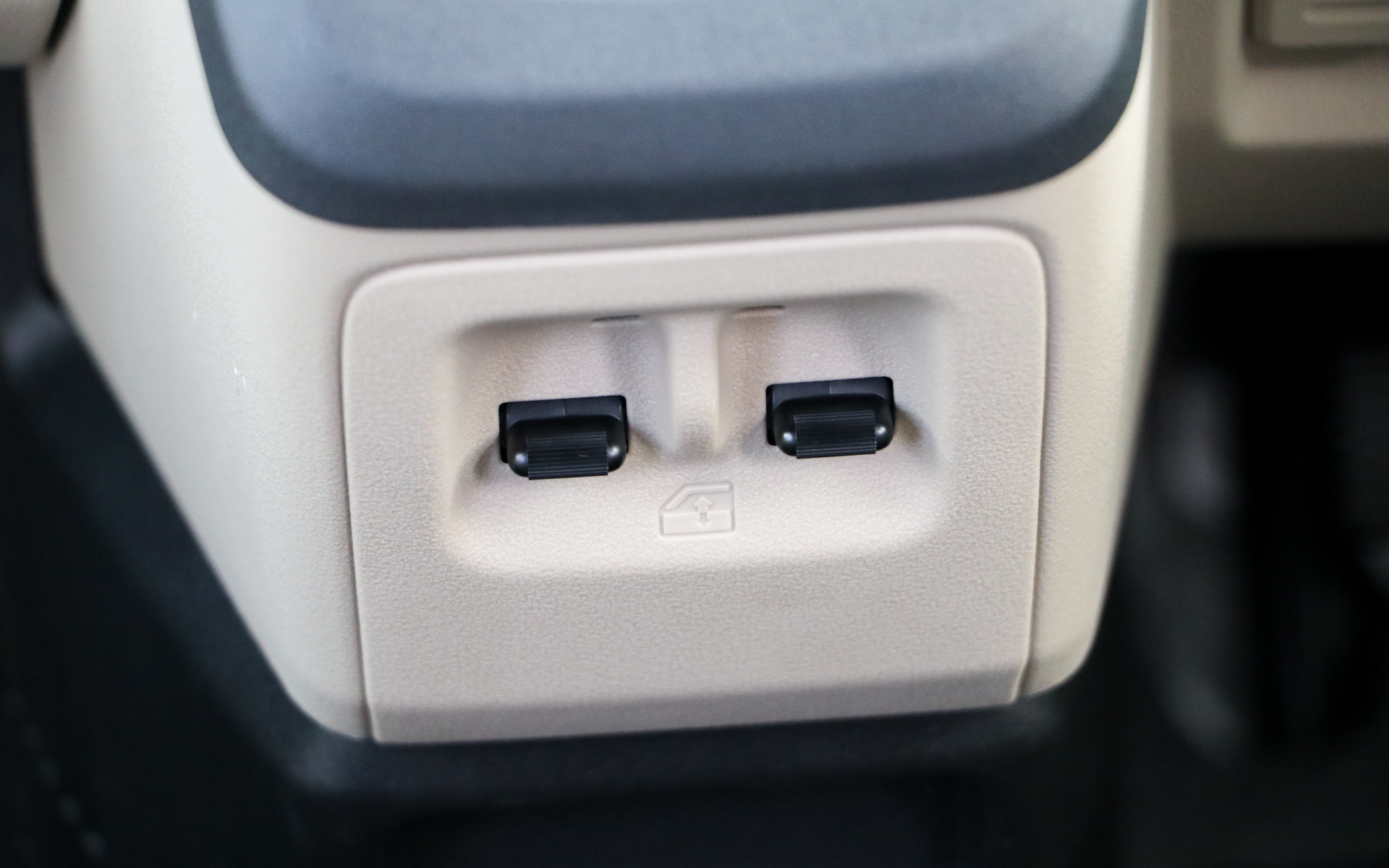 窓の開閉スイッチはセンターコンソールにレイアウト。右利きであればステアリングを保持したまま左手で操作することで安全性に寄与する。ドアミラーやウインドウスイッチの配線をドアまで引かないことで使用する材料の削減にもつながる