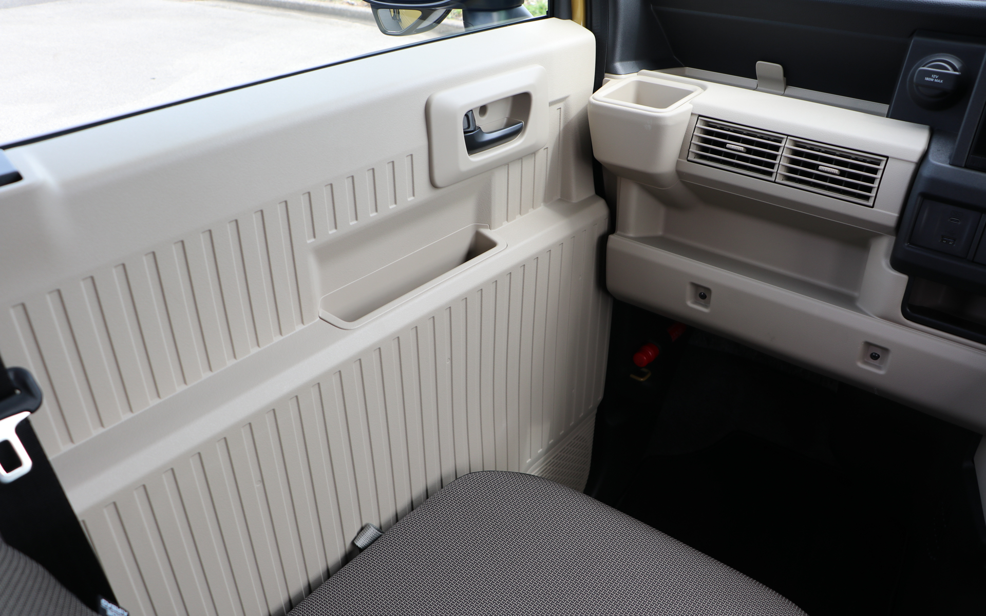 コンテナをイメージした縦溝を採用したほか、ドアポケットなどを廃止してドア自体を薄くしたことで居住性を向上させている